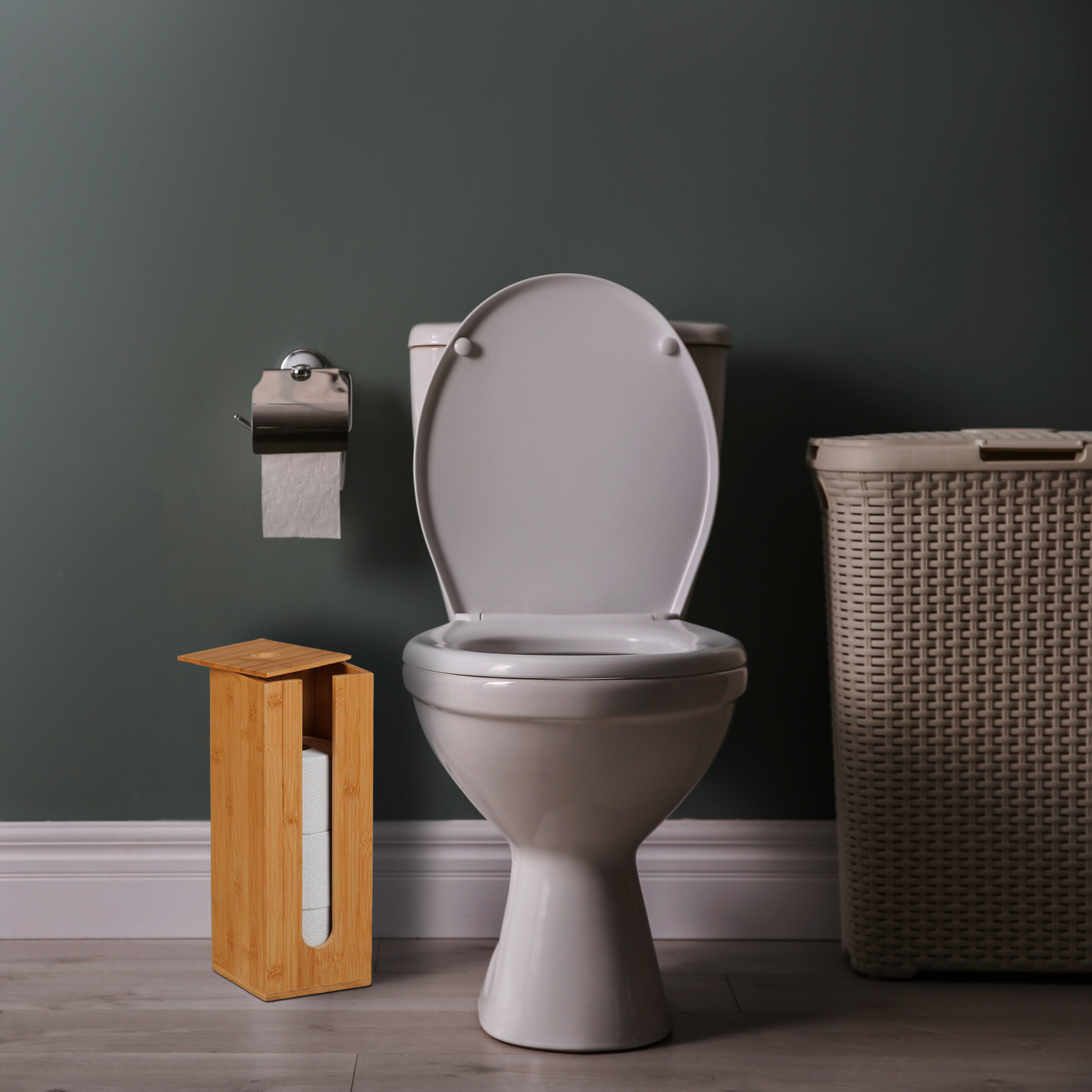 Eine weiße Toilette steht vor einer grauen Wand, daneben ein Holzhalter und ein beiger Wäschekorb.