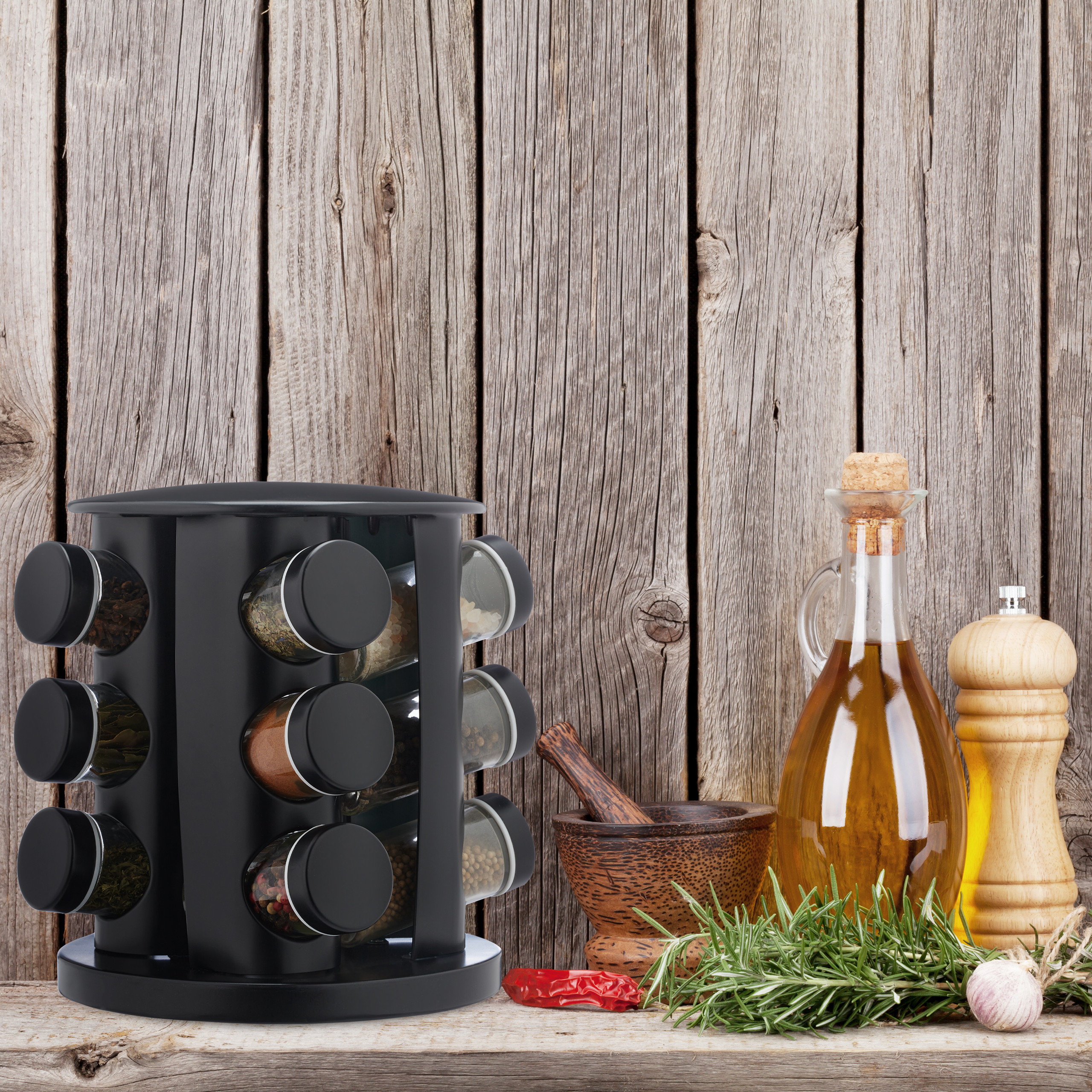 Gewürzregal, Ölflasche, Holzmörser und frische Kräuter auf rustikalem Holz.
