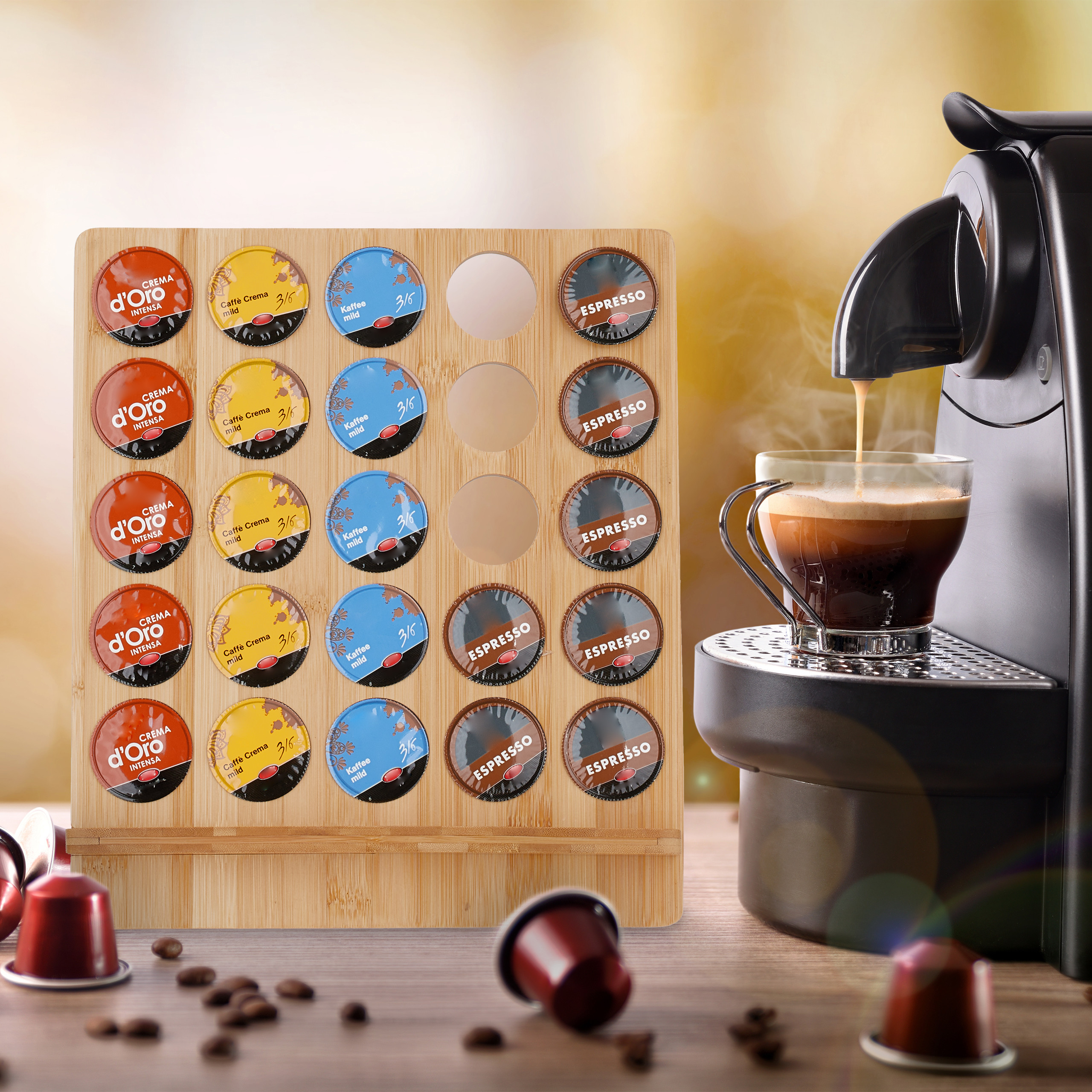 Eine schwarze Kaffeemaschine gießt Kaffee in eine Tasse, neben einem Holzständer mit bunten Kaffeekapseln.