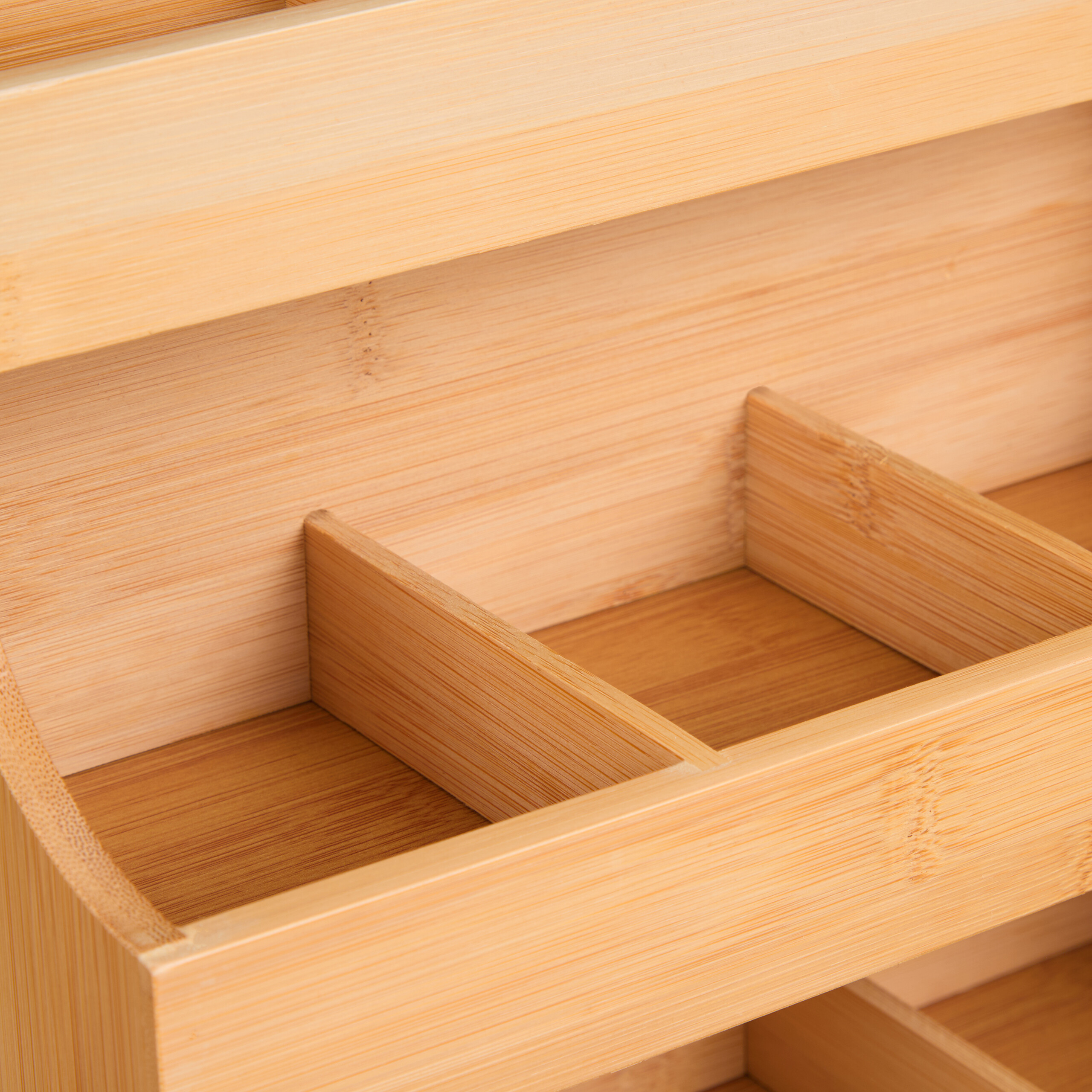 Ein hölzerner Organizer mit mehreren Fächern und Schubladen.