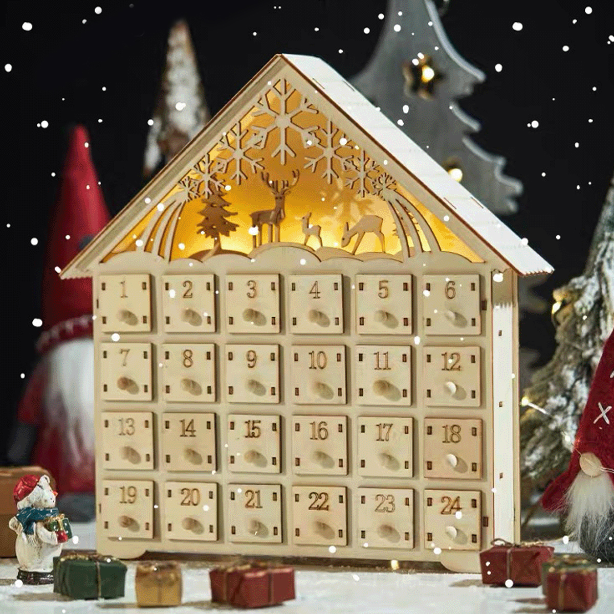 Ein hölzerner Weihnachtskalender mit beleuchteten Rentieren und 24 nummerierten Schubladen vor einem festlichen Hintergrund.