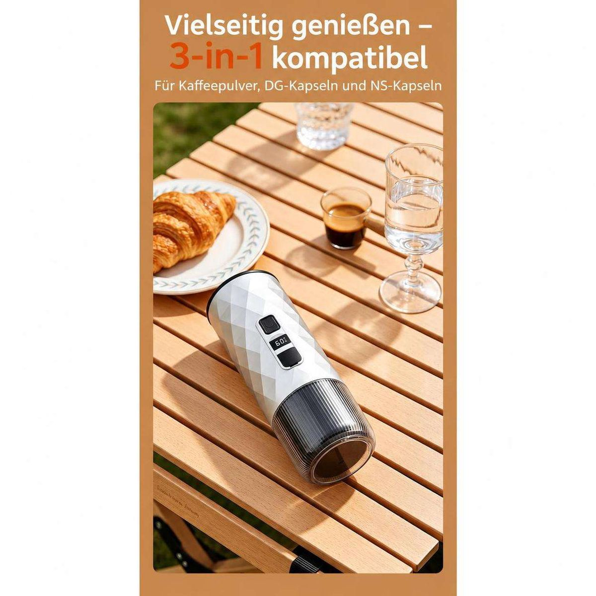 Eine tragbare Kaffeemaschine steht auf einem Holztisch mit einem Croissant und Getränken.