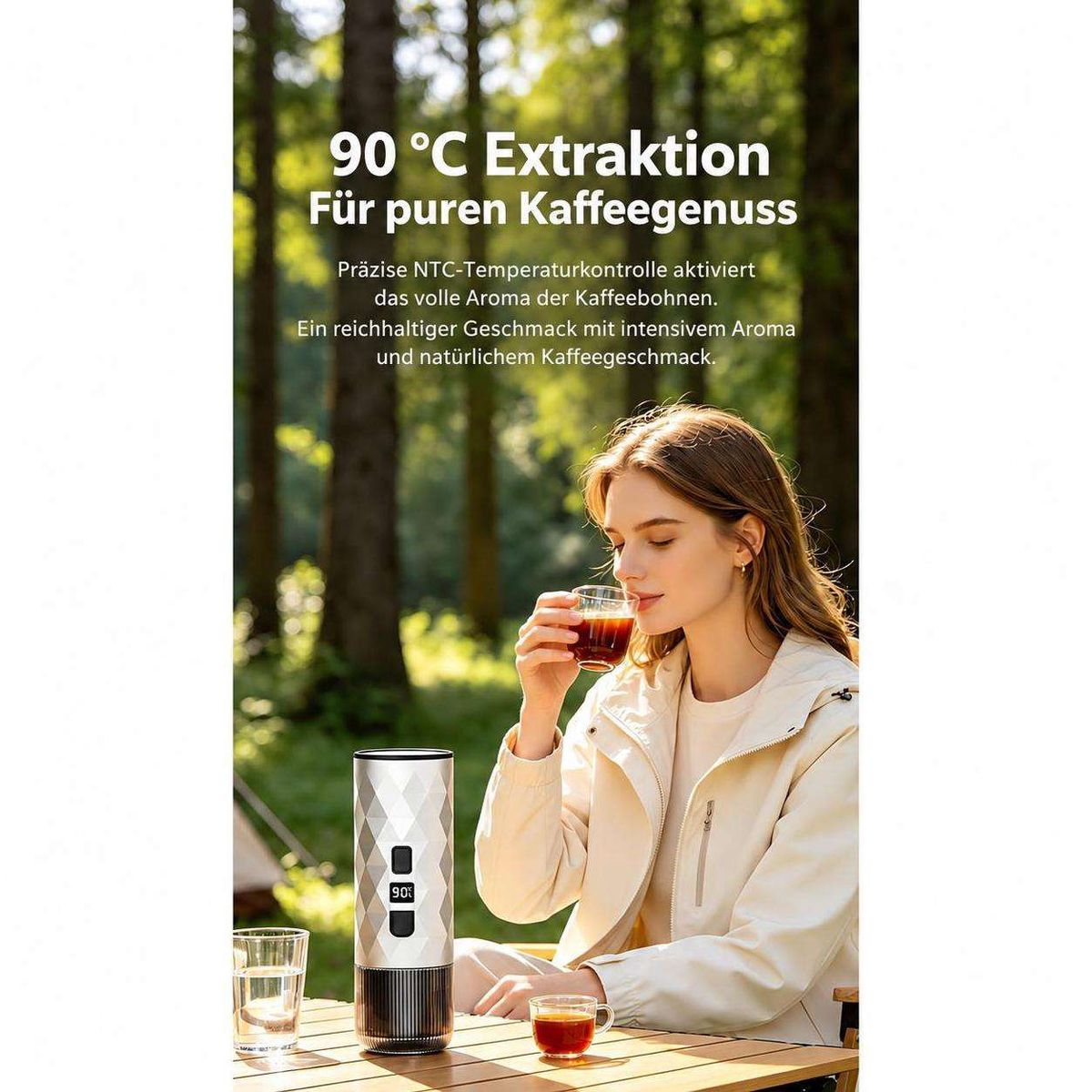 Eine Frau trinkt Kaffee im Wald neben einer Kaffeemaschine mit Display.