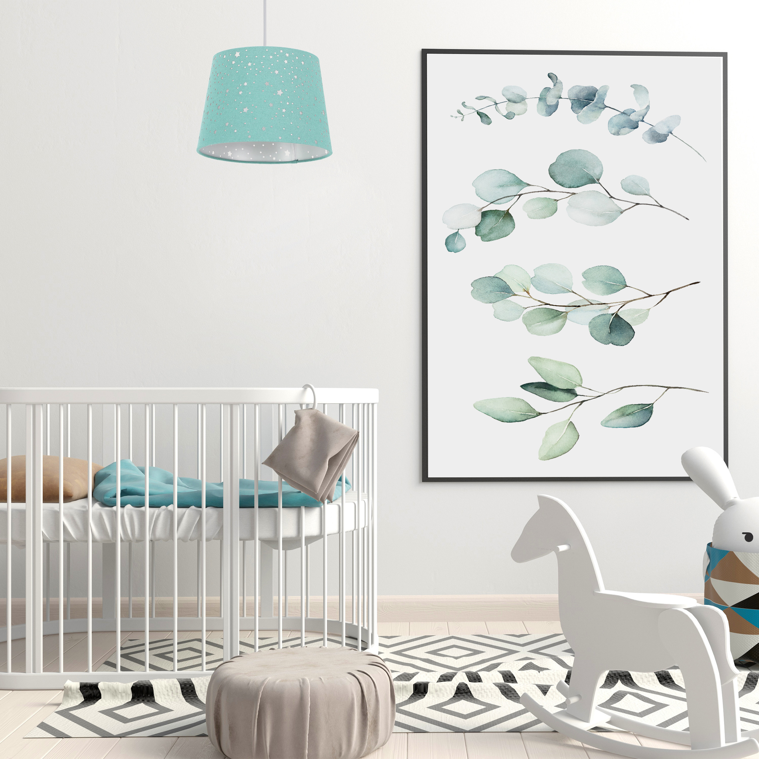 Kinderzimmer mit weißem Gitterbett, Hängelampe, Eukalyptus-Bild, Schaukelpferd und gemustertem Teppich.