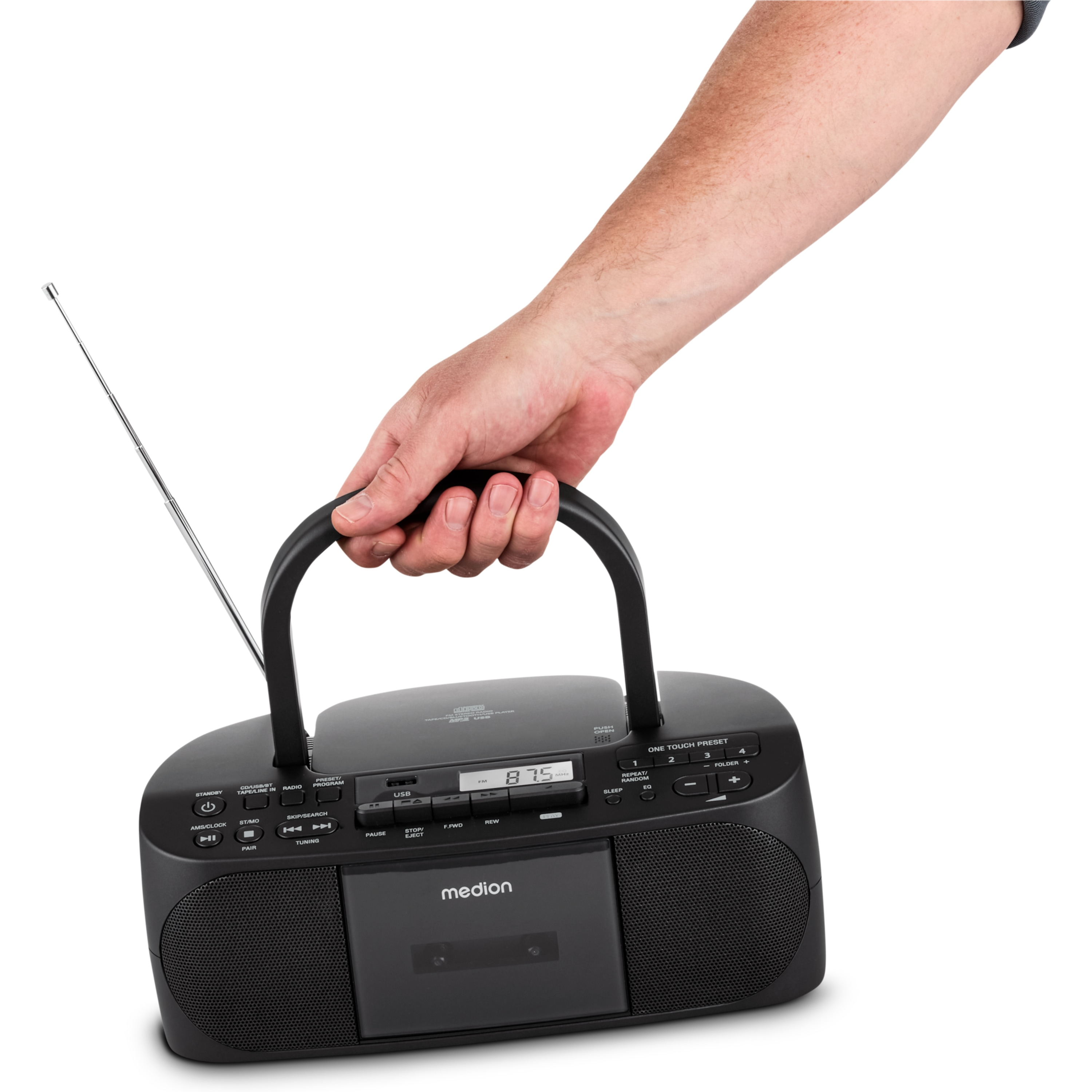 Eine Hand hält ein schwarzes tragbares Radio mit zwei Lautsprechern und Antenne vor weißem Hintergrund.