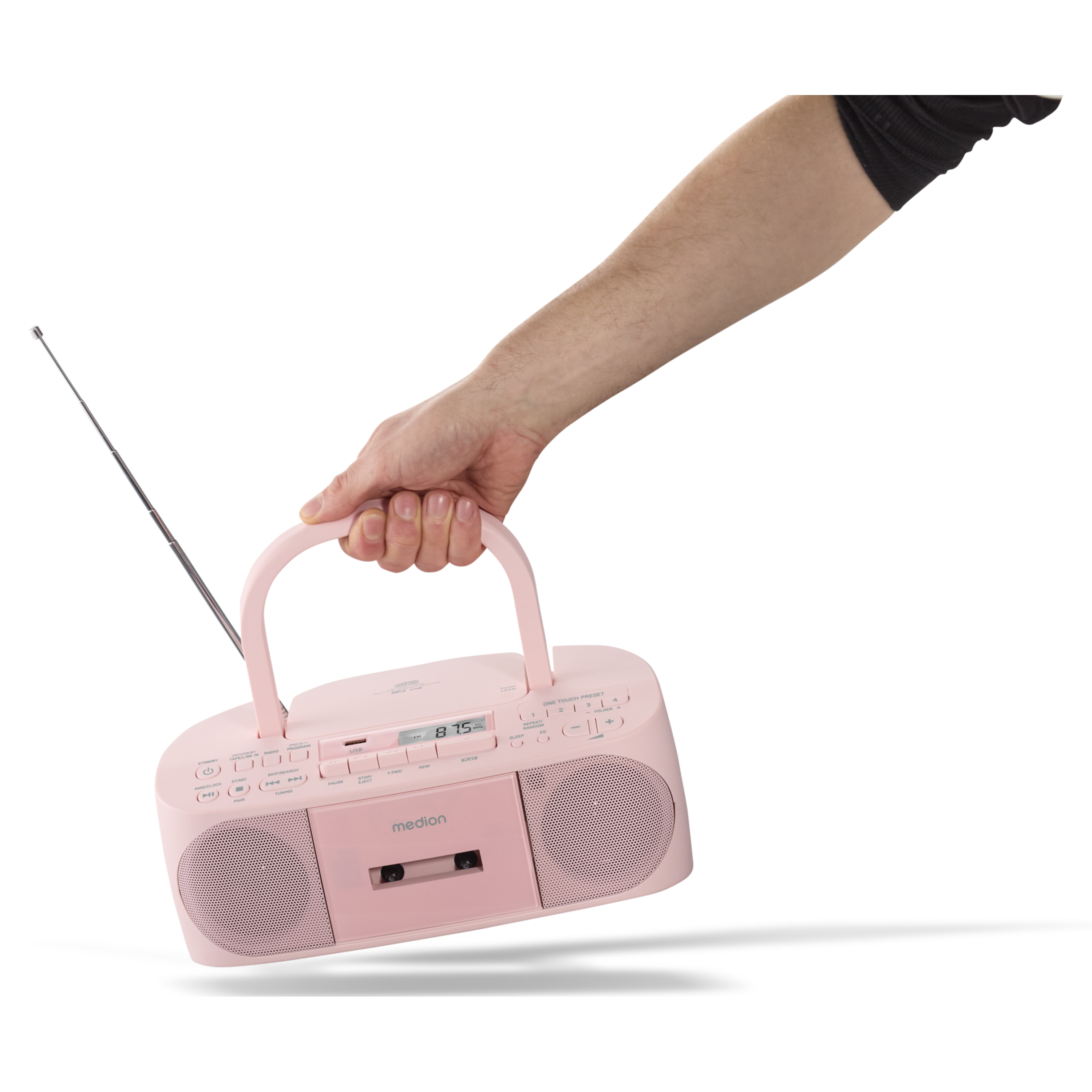 Eine Hand hält einen tragbaren, rosa Medion-Radio-Kassettenrekorder mit ausgefahrener Antenne.