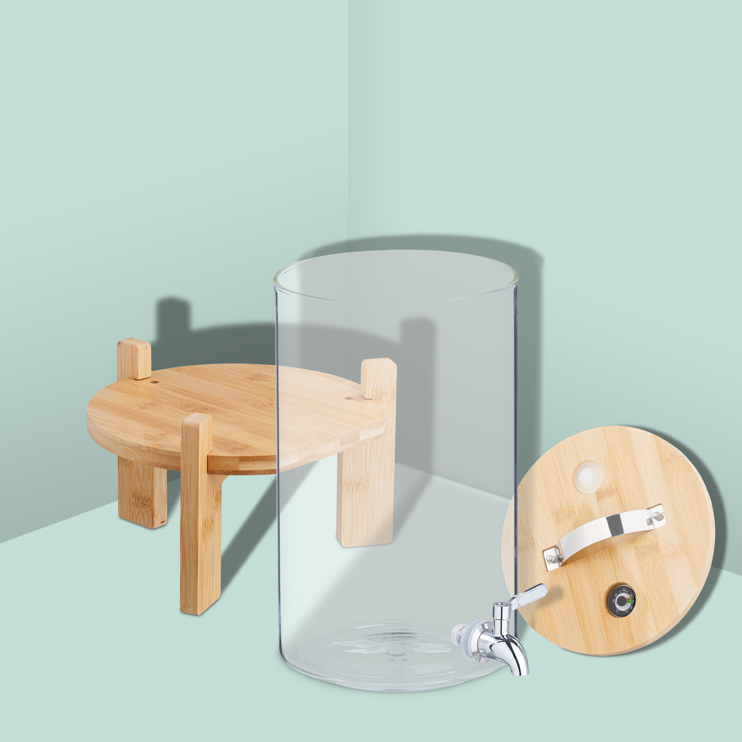 Ein Glasgetränkespender mit silbernem Hahn, Holzständer und rundem Holzledeckel mit Griff und Manometer.