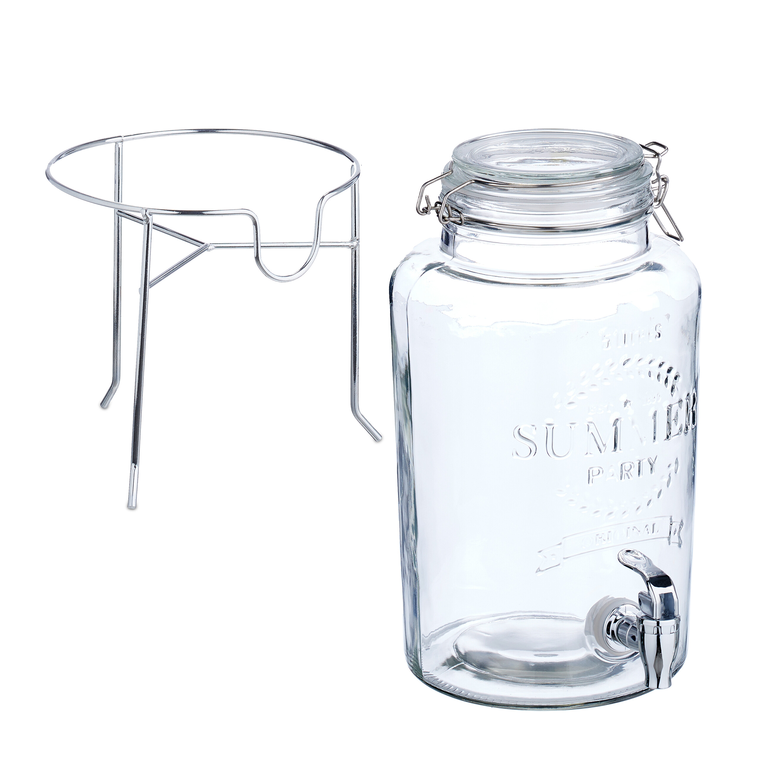 Ein großer Glas-Getränkespender mit Zapfhahn und Deckel neben einem silbernen Metallständer auf weißem Hintergrund.