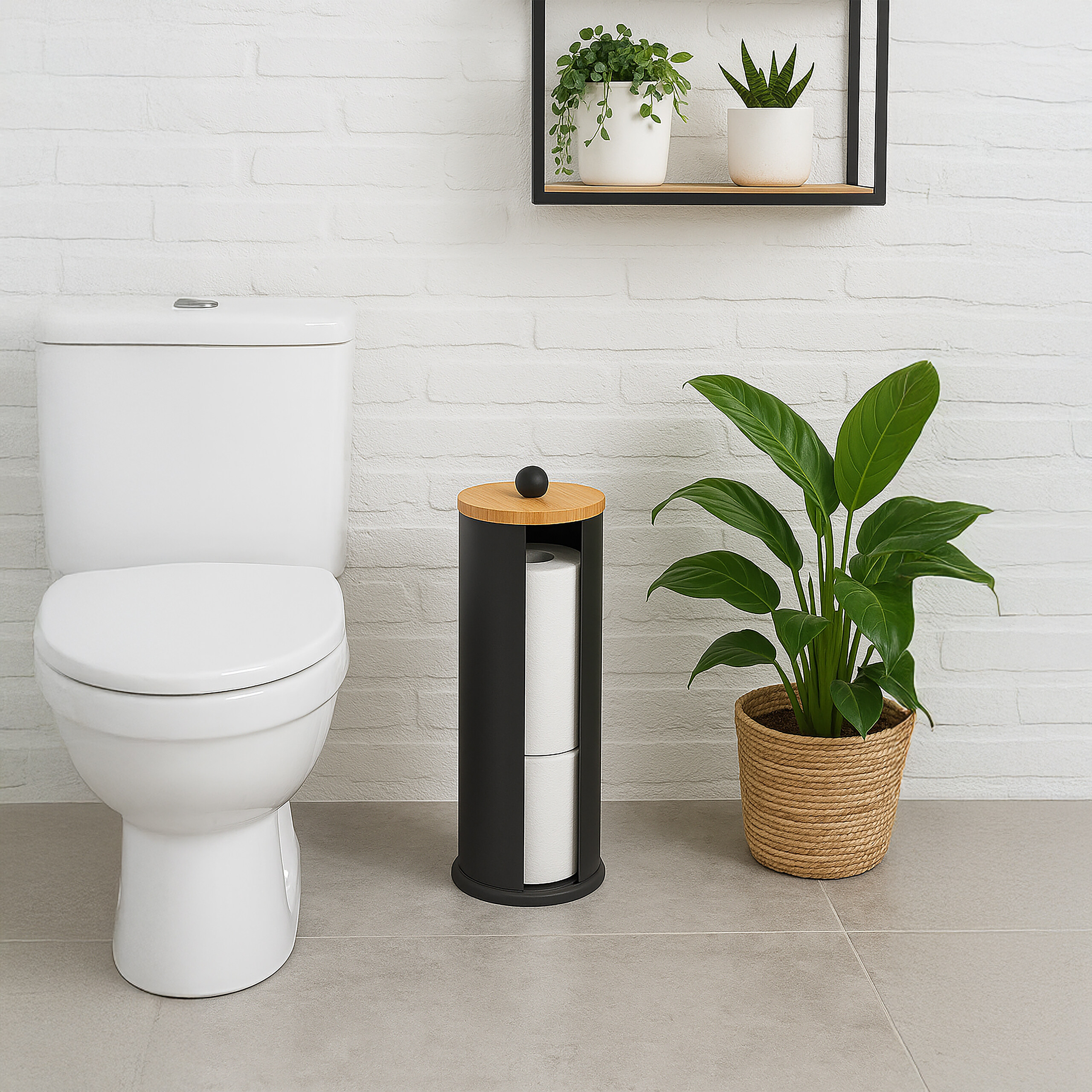 Eine weiße Toilette, ein schwarzer Toilettenpapierhalter mit Holzdeckel, eine Pflanze im Korb und ein Regal mit Pflanzen.