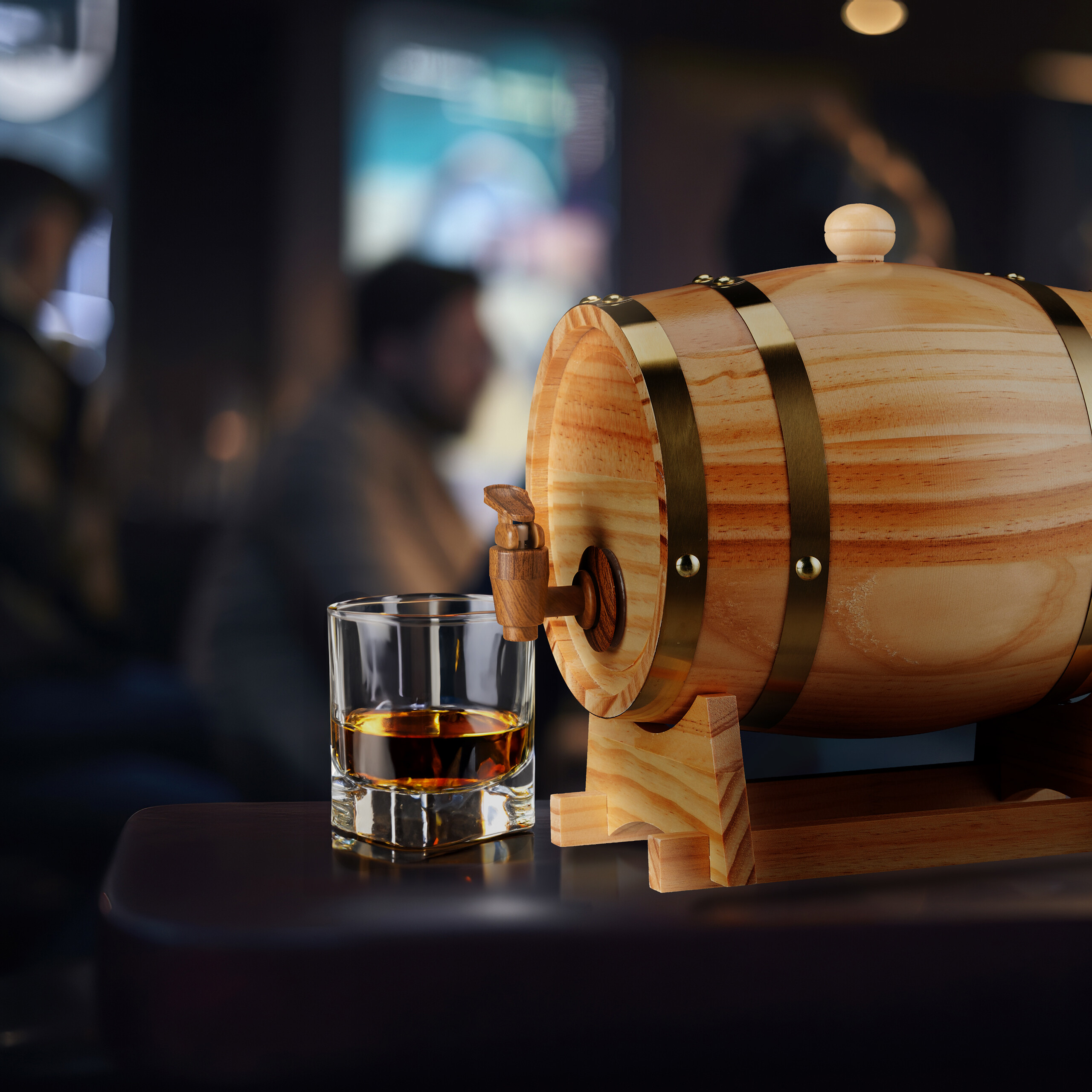 Ein kleines Holzfass mit Messingreifen steht auf einem Ständer neben einem Glas Whisky auf einer Theke in einer Bar.