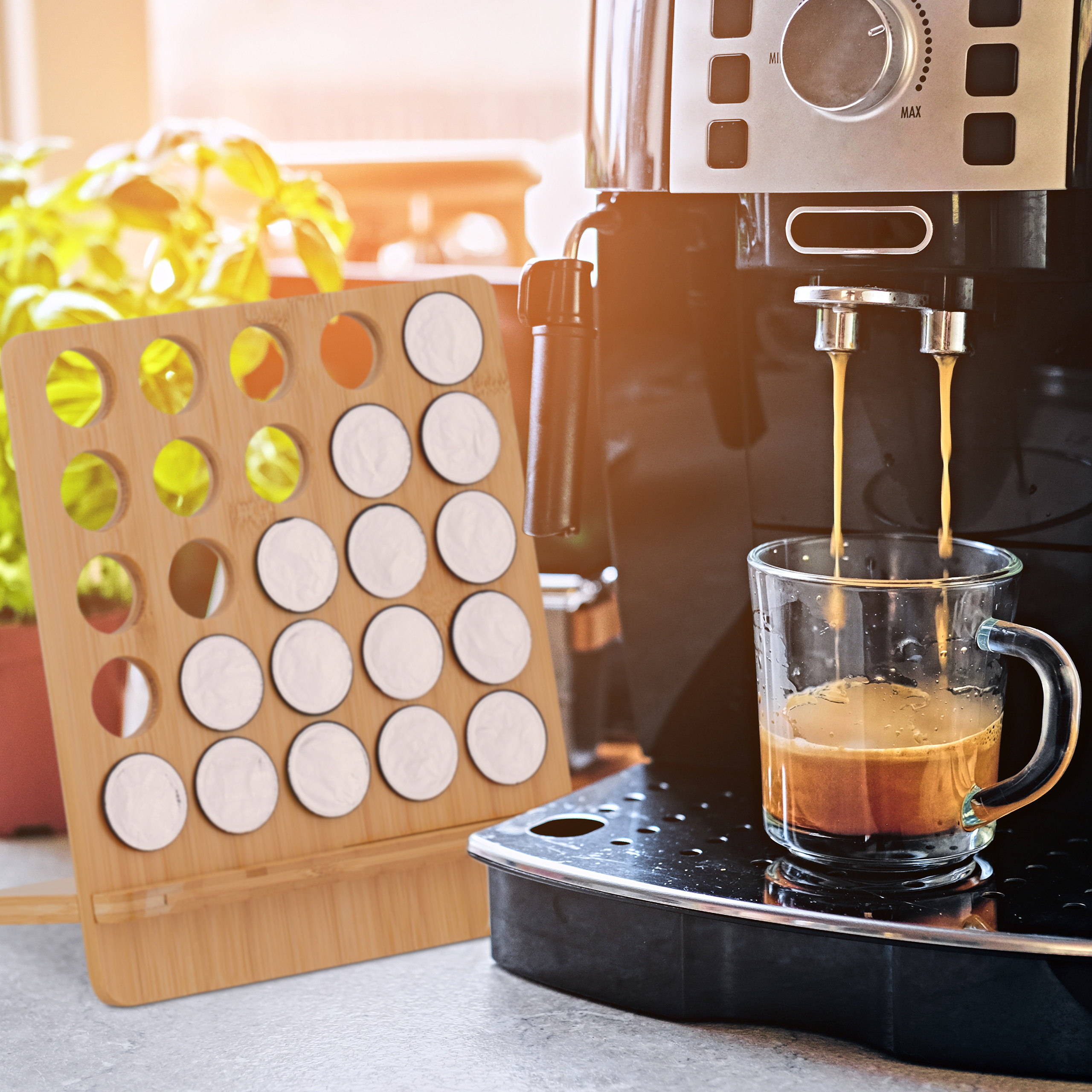 Espressomaschine gießt Kaffee in eine Tasse, daneben ein Kaffeekapselhalter.