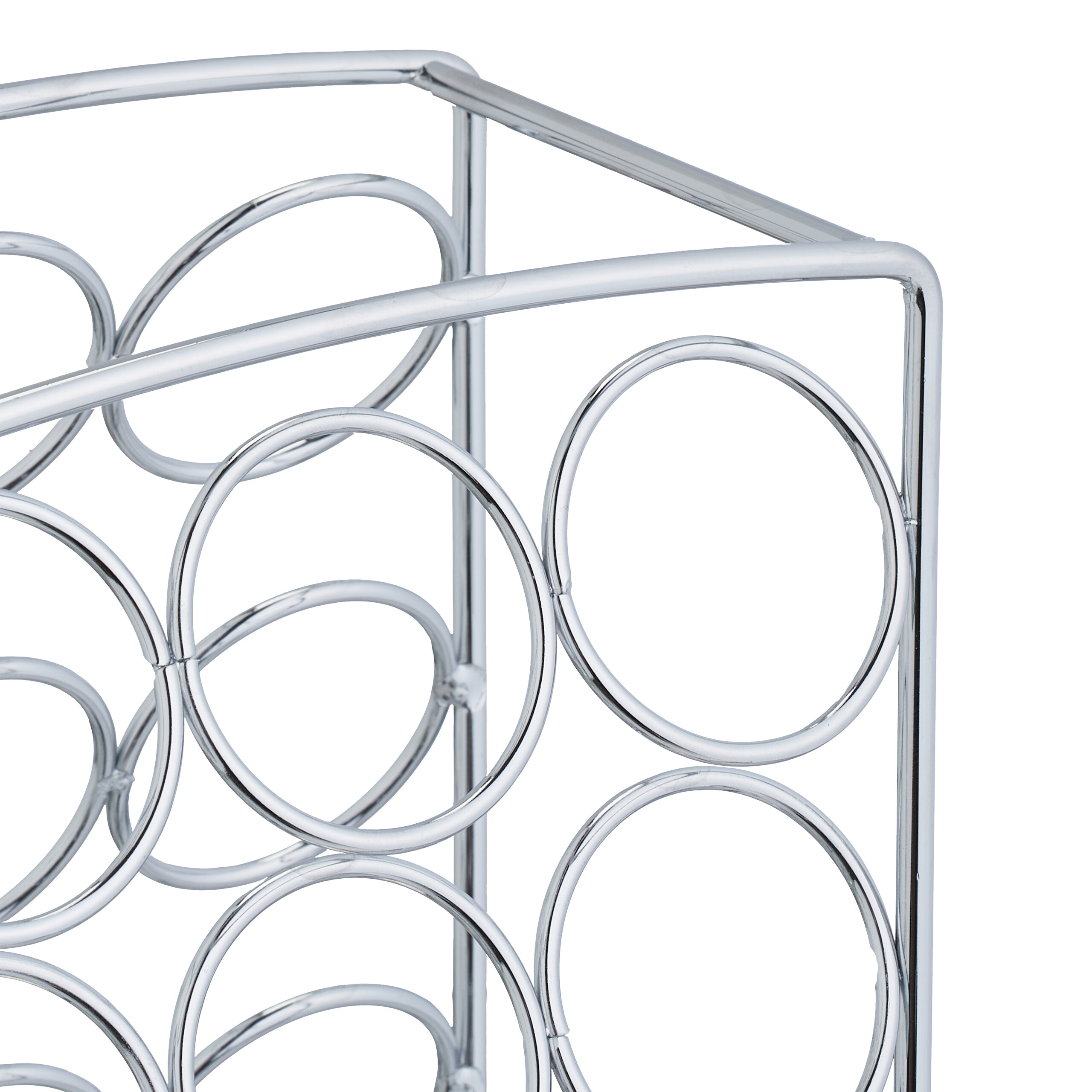 Nahaufnahme eines verchromten Metallweinfachregals mit geometrischem Kreismuster auf weißem Hintergrund.