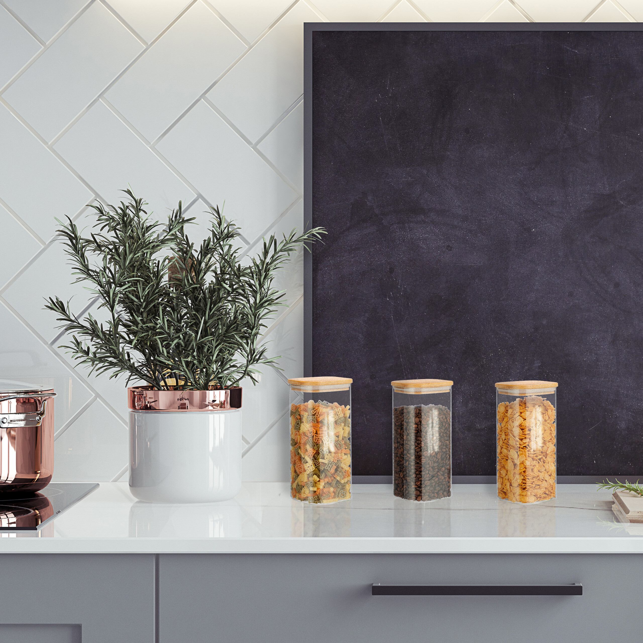 Küche mit weißer gefliester Wand, einer Pflanze in einem weißen Topf, drei Glasbehältern und einer großen schwarzen Tafel.