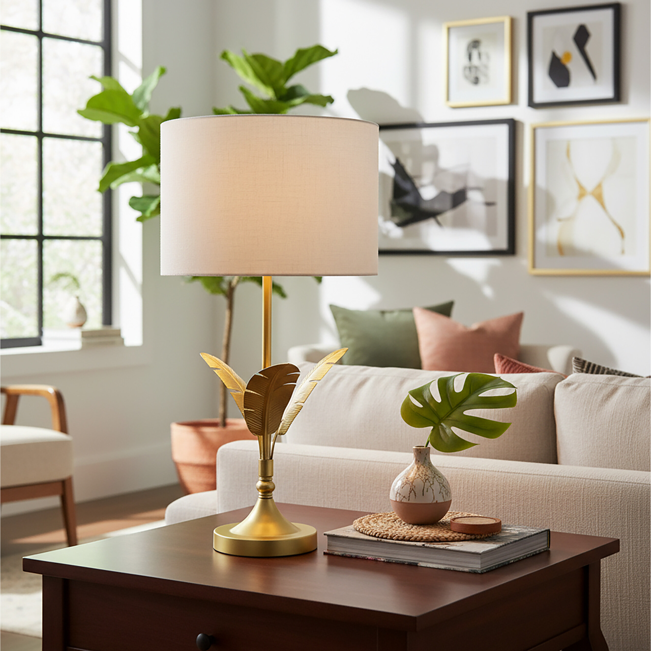 Goldene Lampe mit weißem Schirm auf Holztisch in hellem Raum mit Pflanzen.