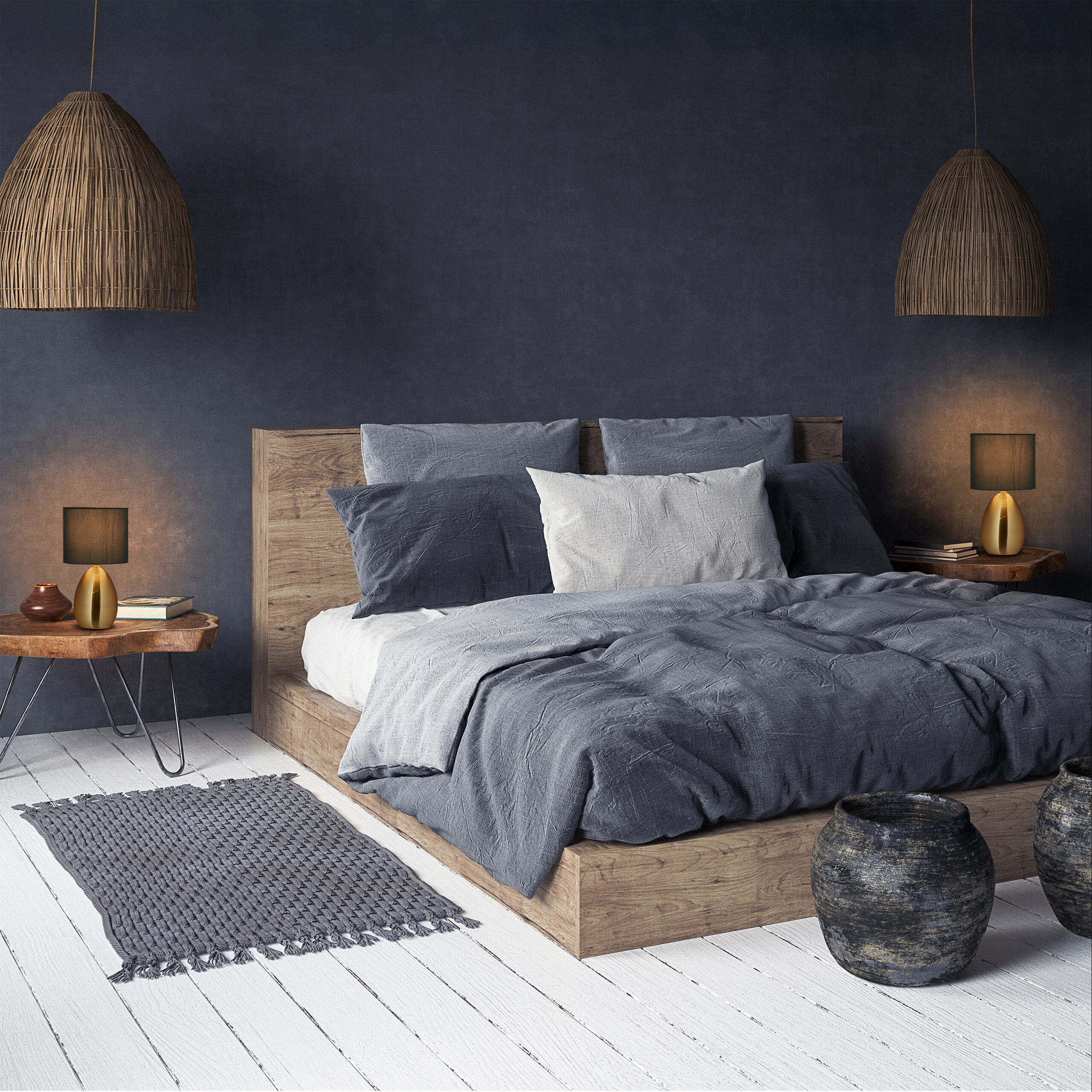 Ein Holzbett mit grauer Bettwäsche, flankiert von zwei Nachttischen mit Lampen vor einer dunklen Wand mit Korblampen.