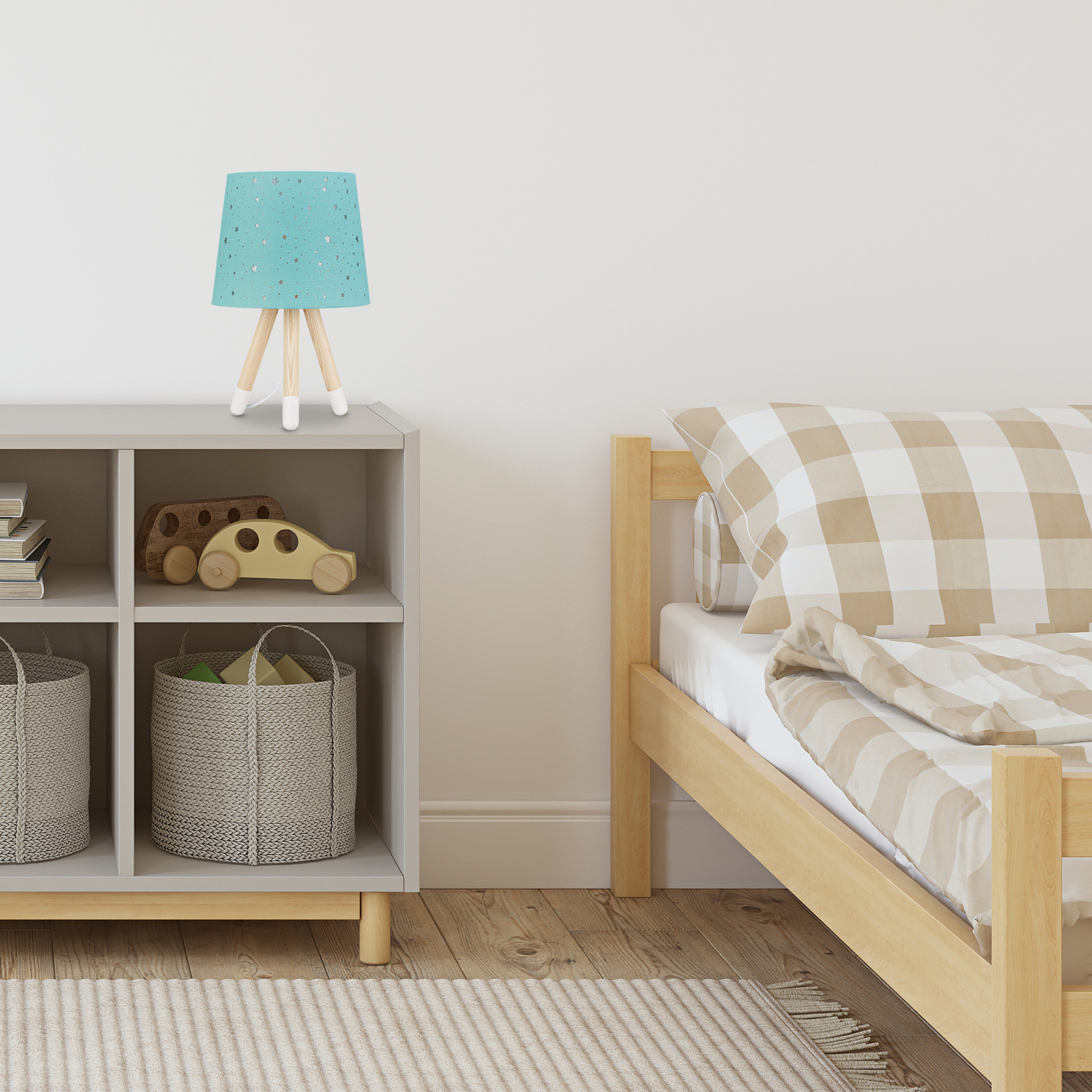 Ein Kinderzimmer mit einem Holzregal, einer mintgrünen Lampe, Holzspielzeug und einem Bett mit karierter Bettwäsche.