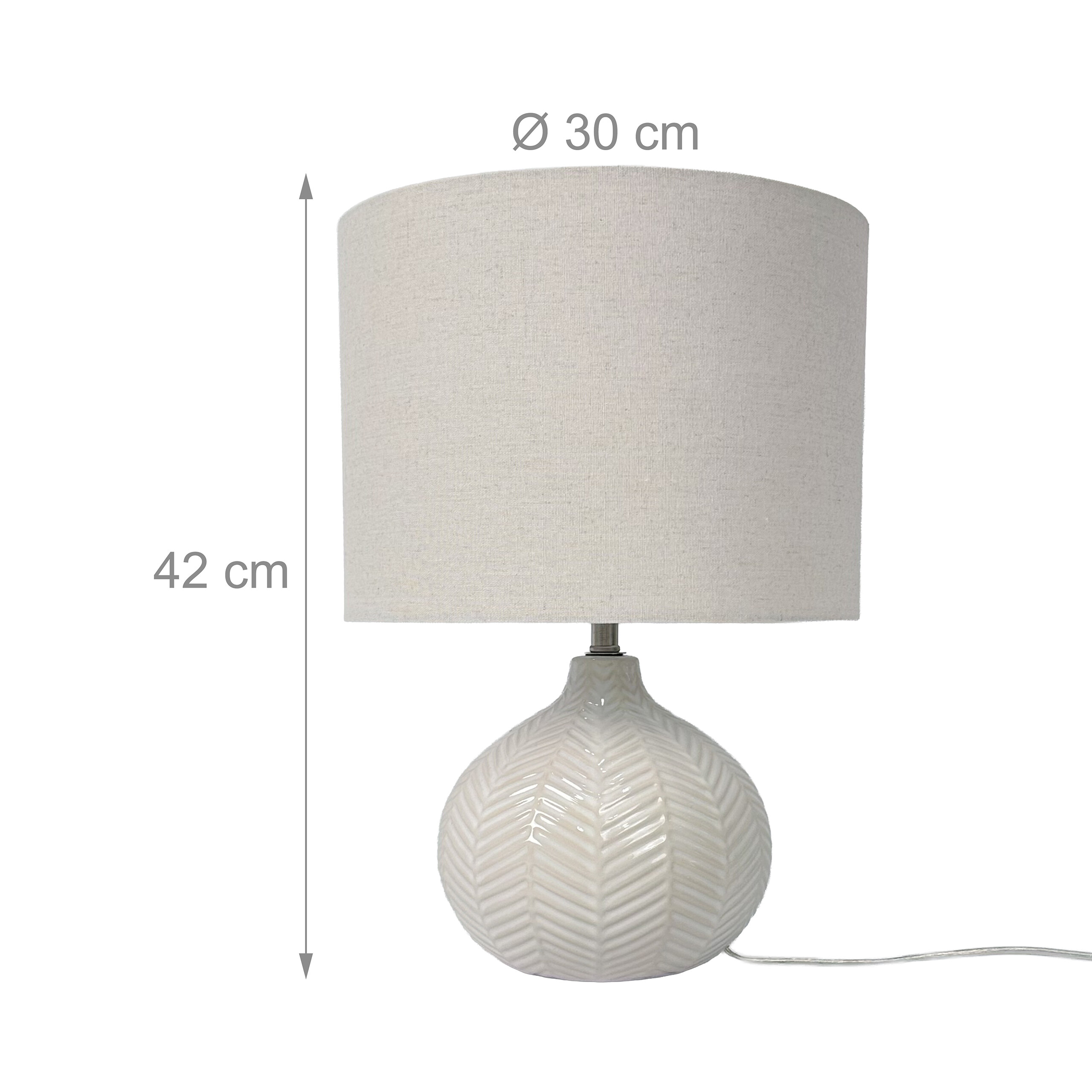 Tischlampe mit weißem Stoffschirm und gemustertem Keramikfuß, 42 cm hoch.