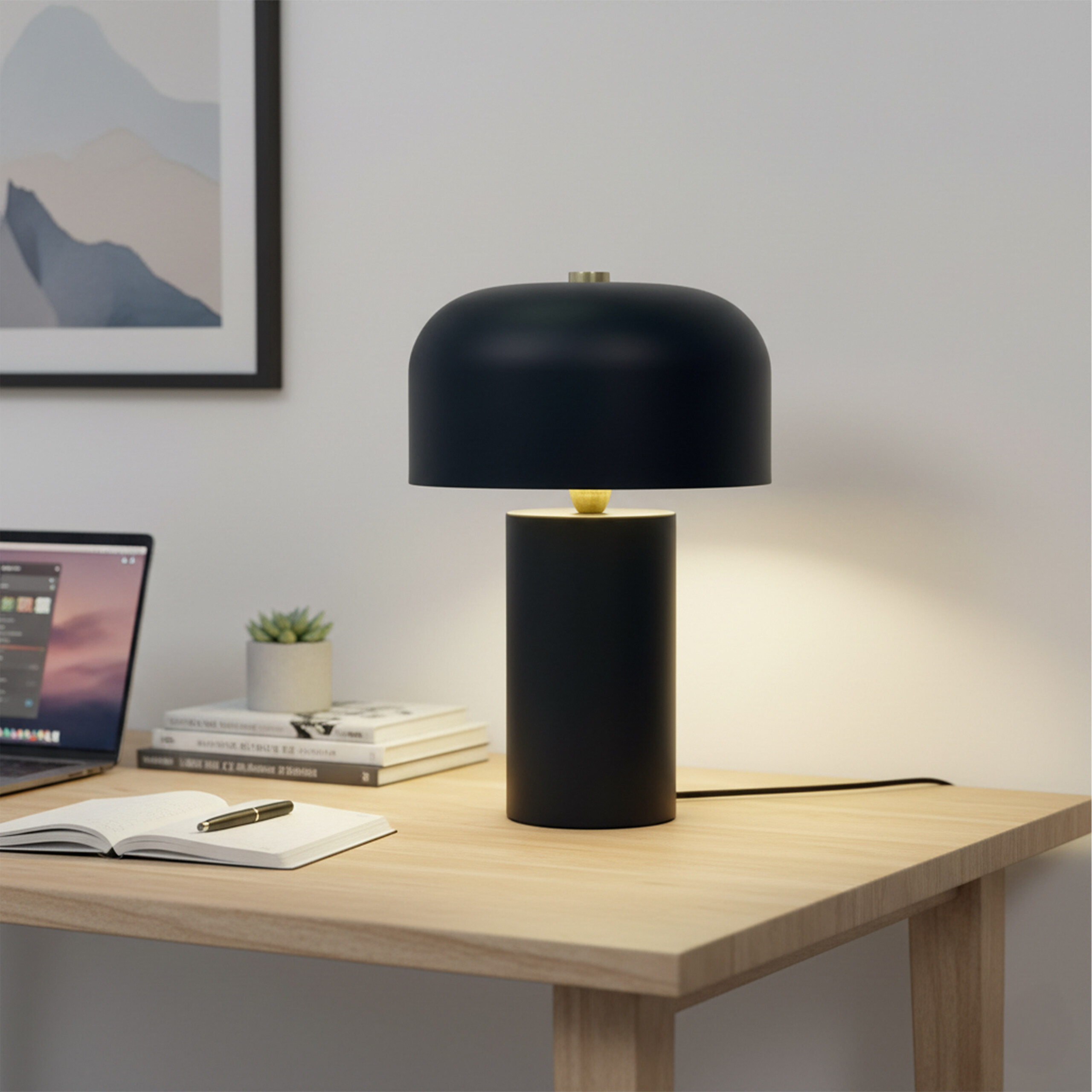 Eine schwarze moderne Lampe auf einem Holztisch mit einem Laptop, Büchern und einem kleinen Pflanzenpot.