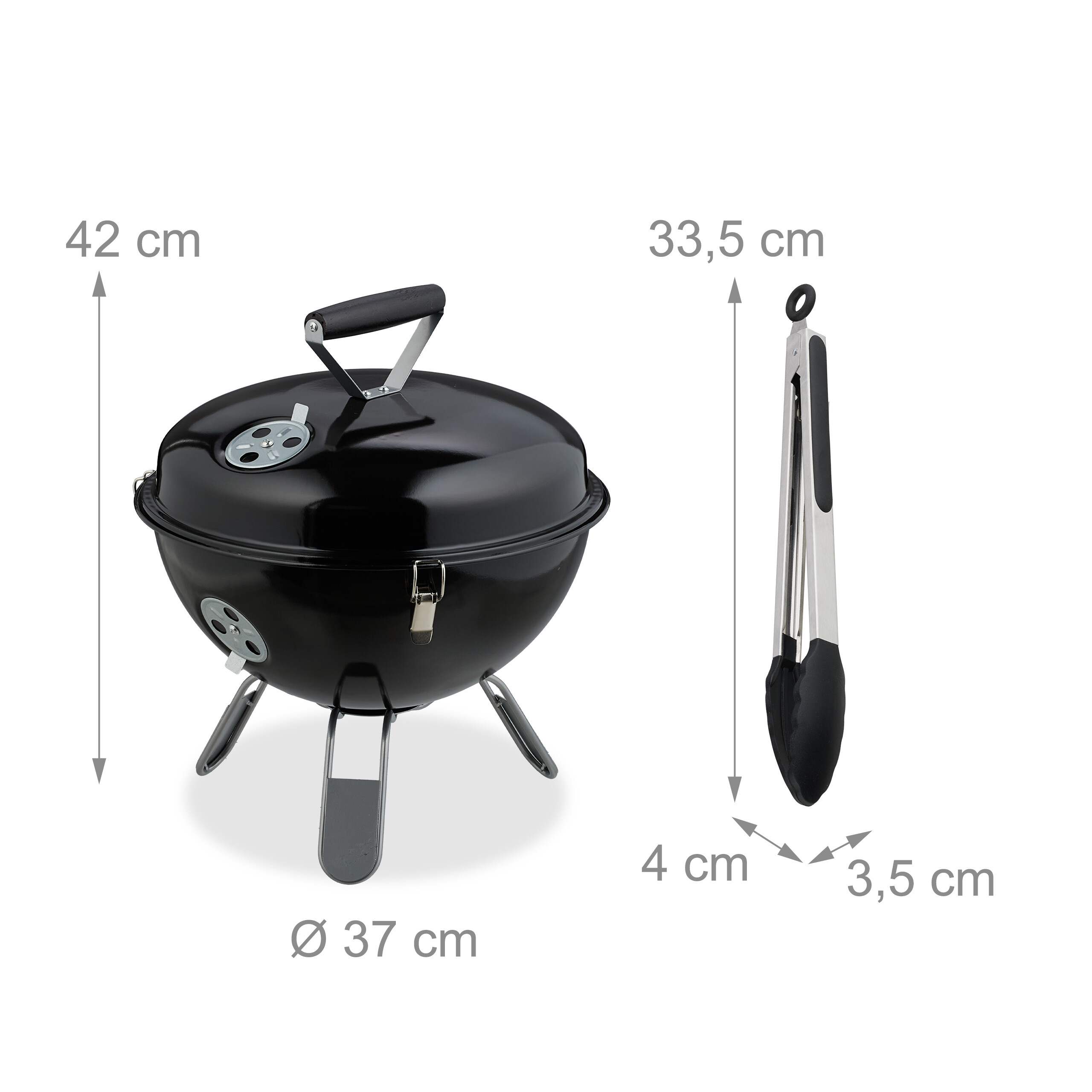 Schwarzer Kugelgrill mit silbernem Griff und Zange daneben, mit Maßangaben.