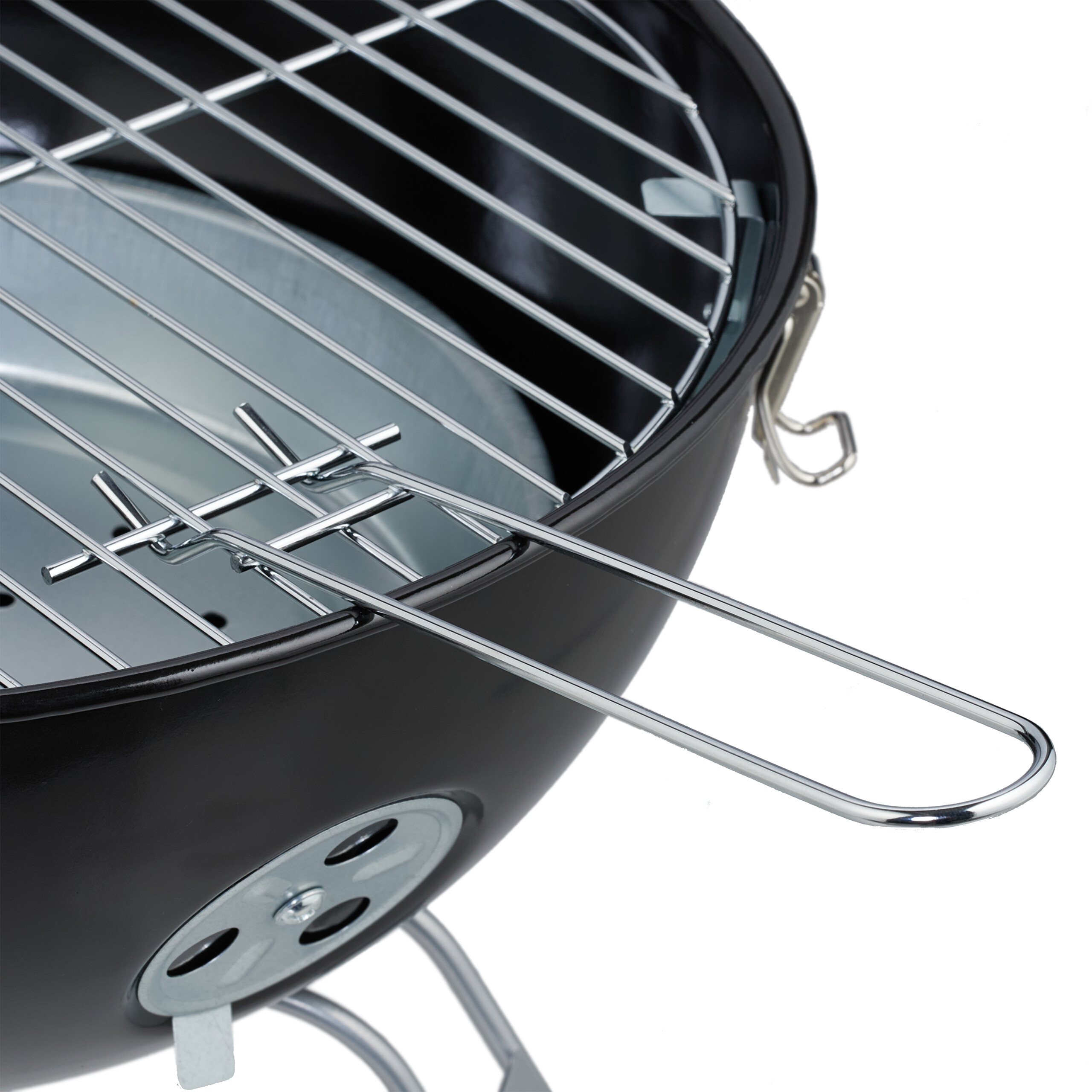 Ein schwarzer Holzkohlegrill mit Chromrosten und Metallgriff vor weißem Hintergrund.