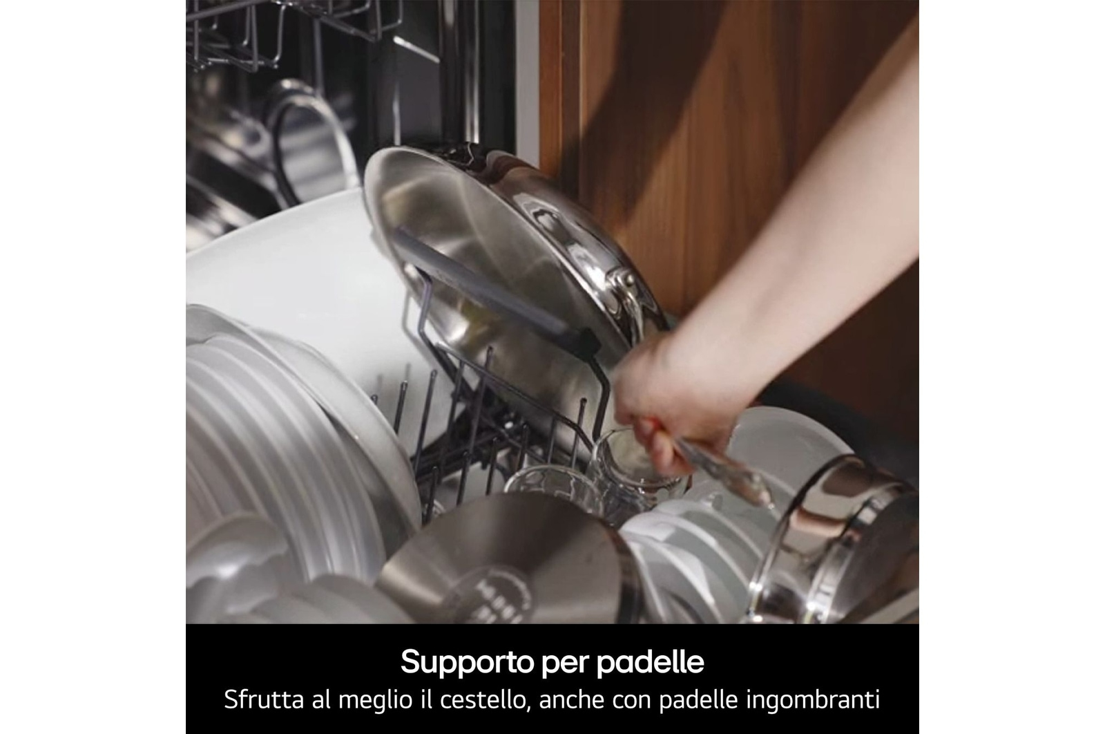 Una mano posiziona una padella nella lavastoviglie su un apposito supporto.
