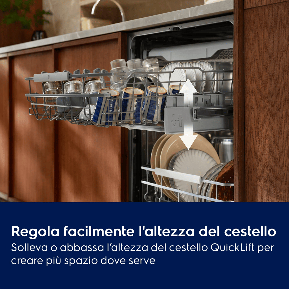 Lavastoviglie aperta con cestello superiore estratto, piena di tazze e bicchieri, con una freccia di regolazione.
