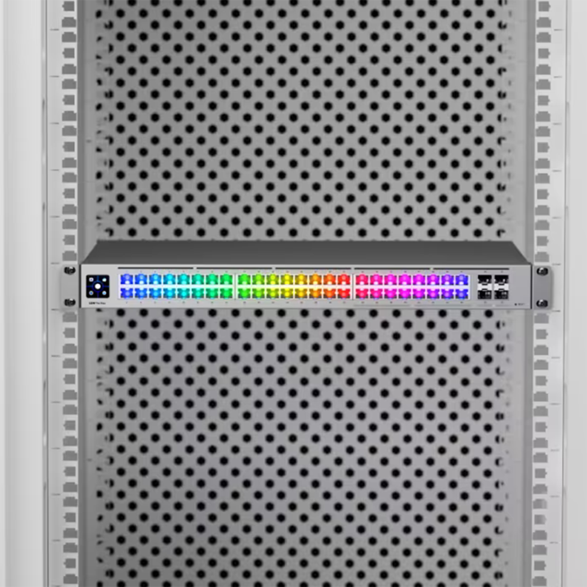 Ein beleuchteter Netzwerk-Switch mit bunten Anschlüssen ist in einem grauen Serverschrank montiert.