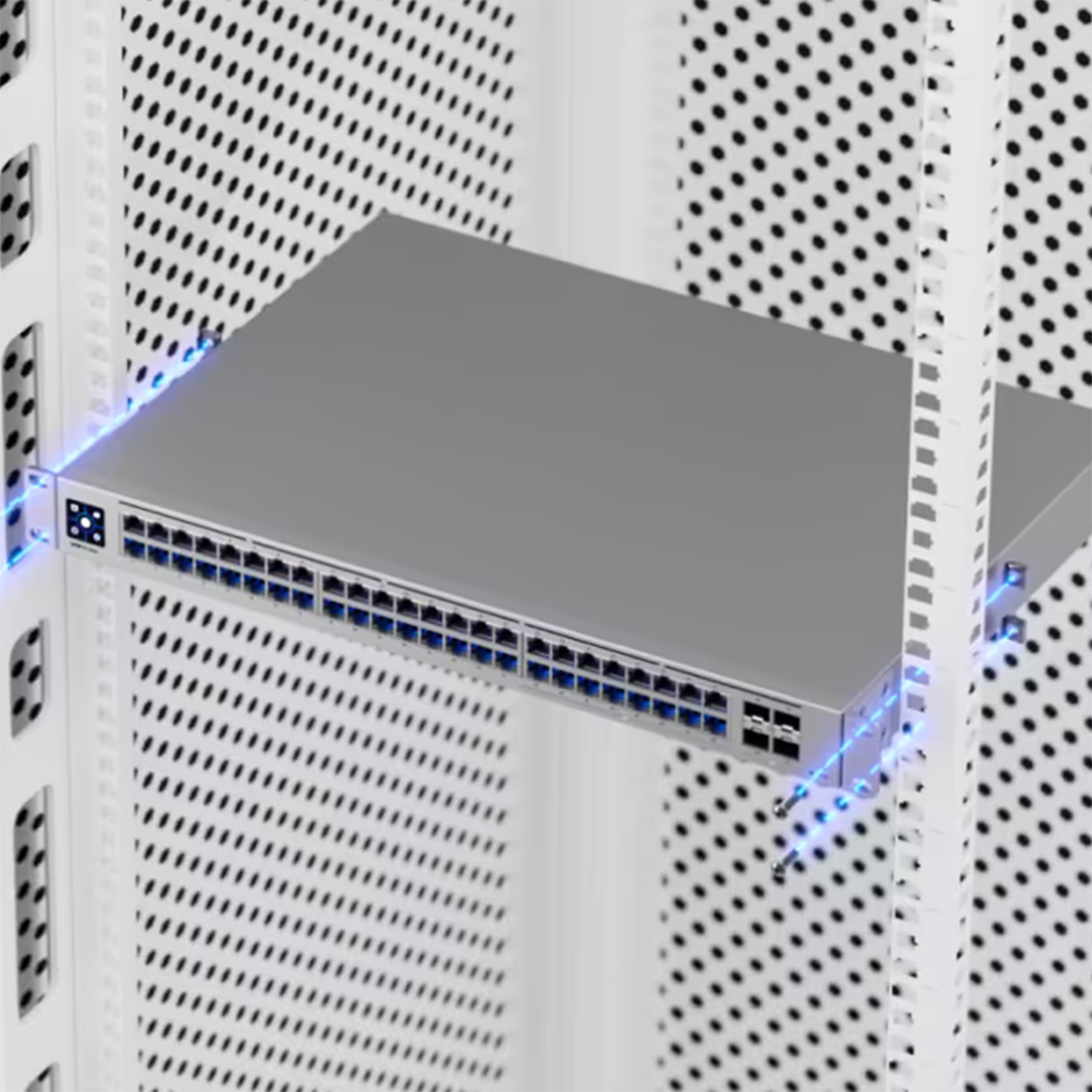 Ein grauer Netzwerkschalter ist in einem weißen Serverschrank montiert, umgeben von blauen Leuchtlinien.
