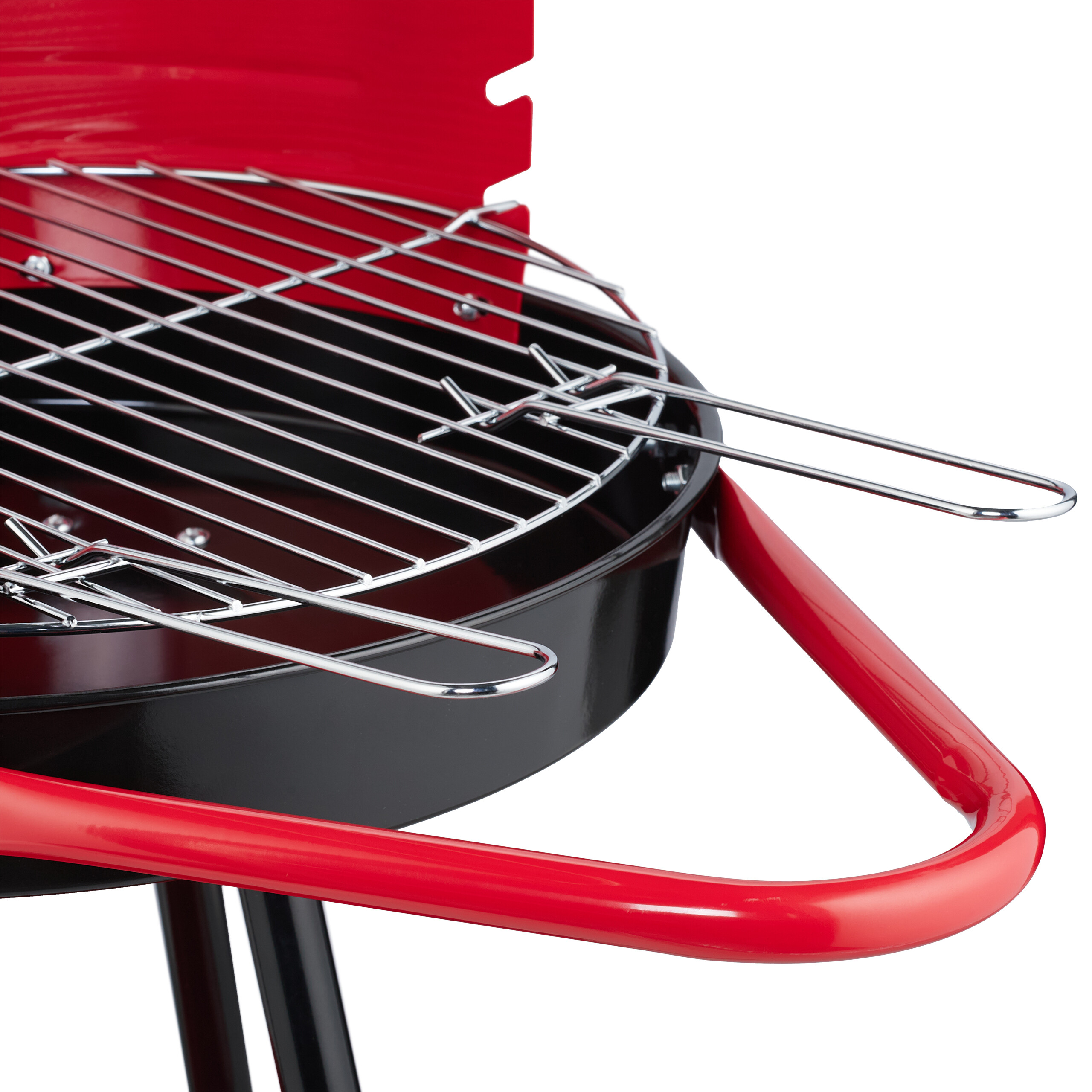 Ein schwarz-roter Holzkohlegrill mit verchromtem Grillrost und rotem Griff auf weißem Hintergrund.