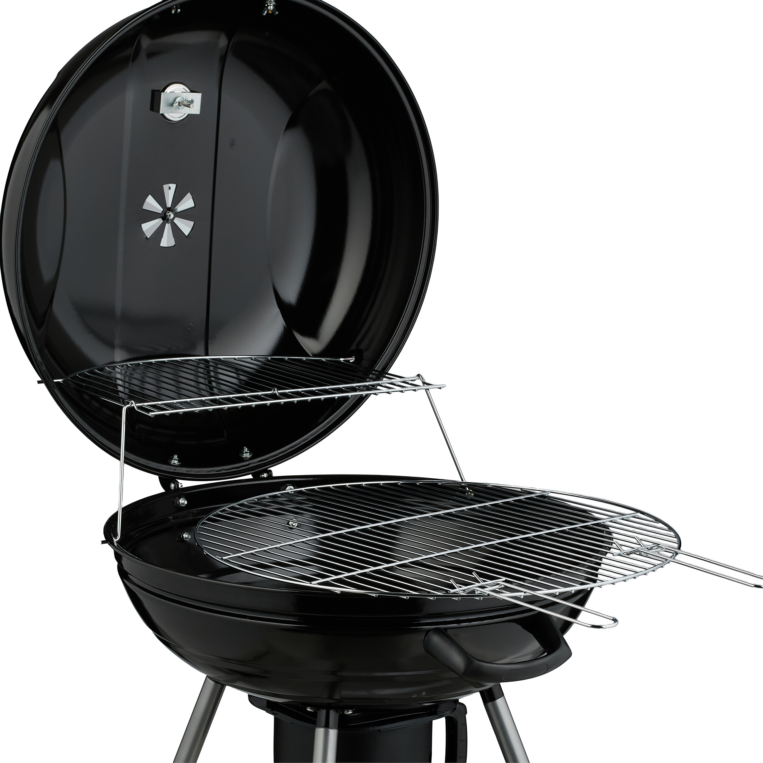 Ein offener schwarzer Kugelgrill mit verchromten Rosten und aufklappbarem Deckel vor weißem Hintergrund.