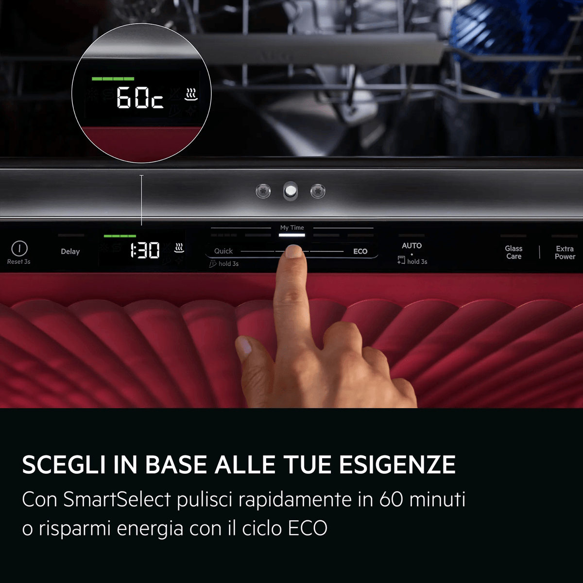 Mano che aziona il display touch della lavastoviglie con timer.