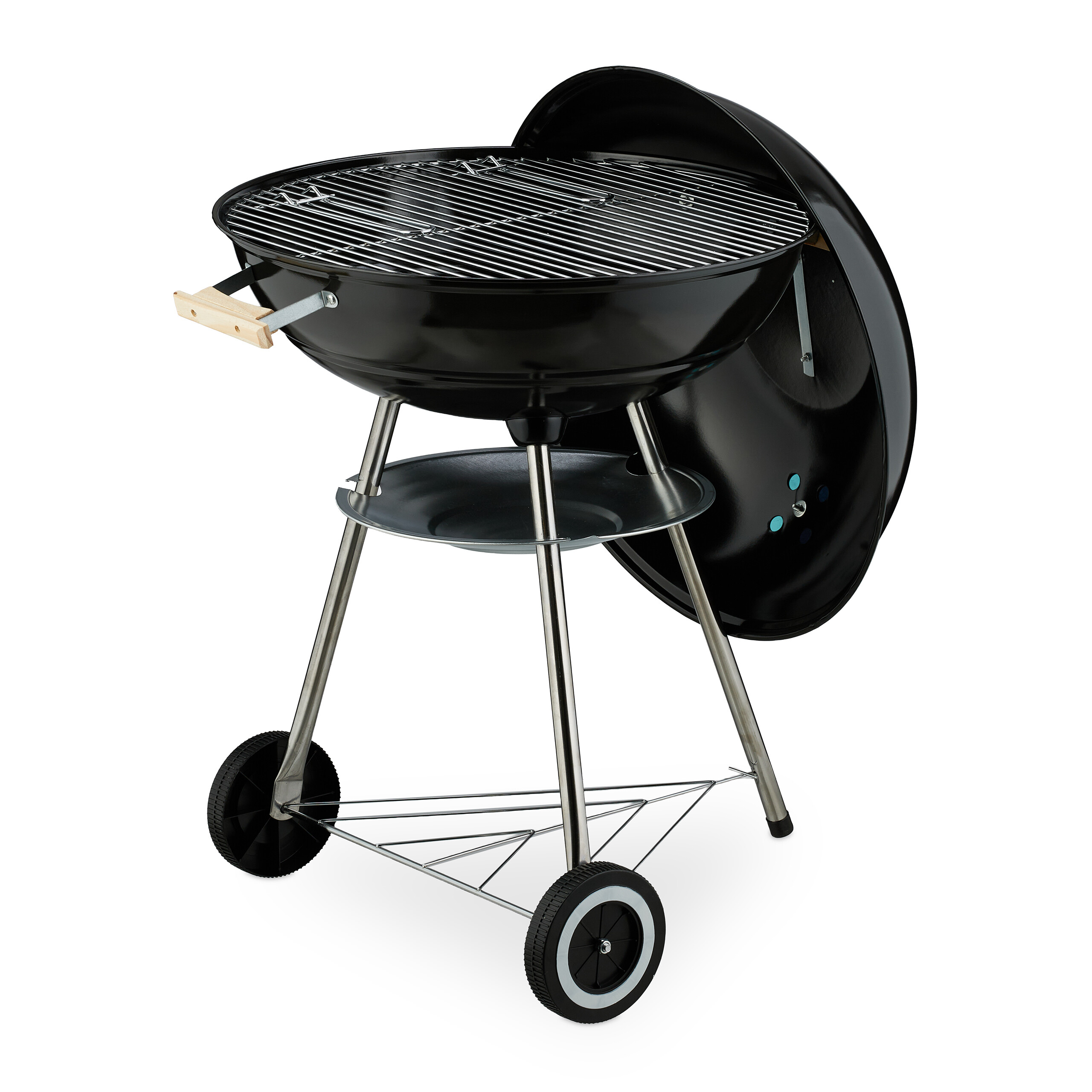 Ein schwarzer Kugelgrill mit verchromtem Rost, Holzgriff, Ablagefläche und zwei Rädern auf weißem Hintergrund.