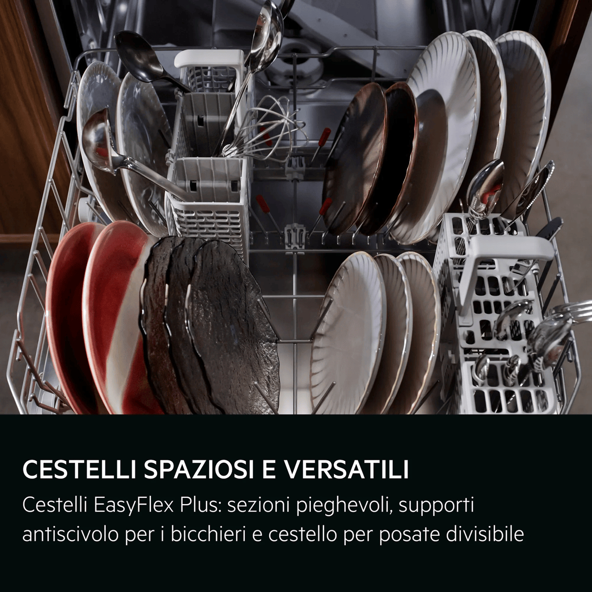Una lavastoviglie aperta con piatti, ciotole e posate nei cestelli.