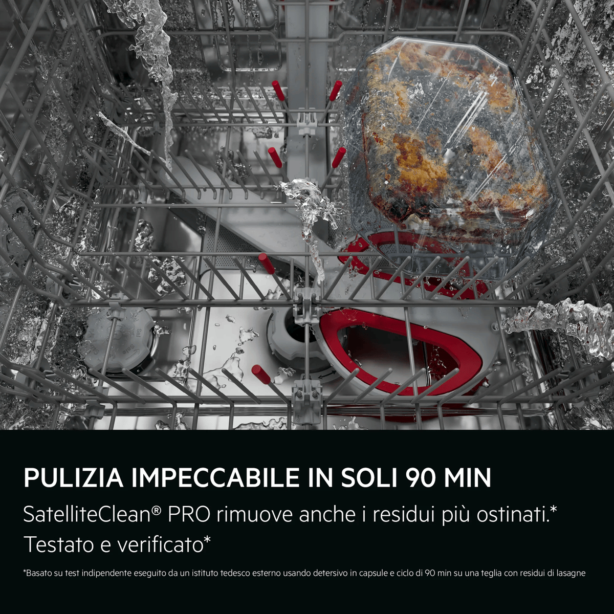 Interno della lavastoviglie con teglia sporca e getti d'acqua. Testo in italiano in basso.