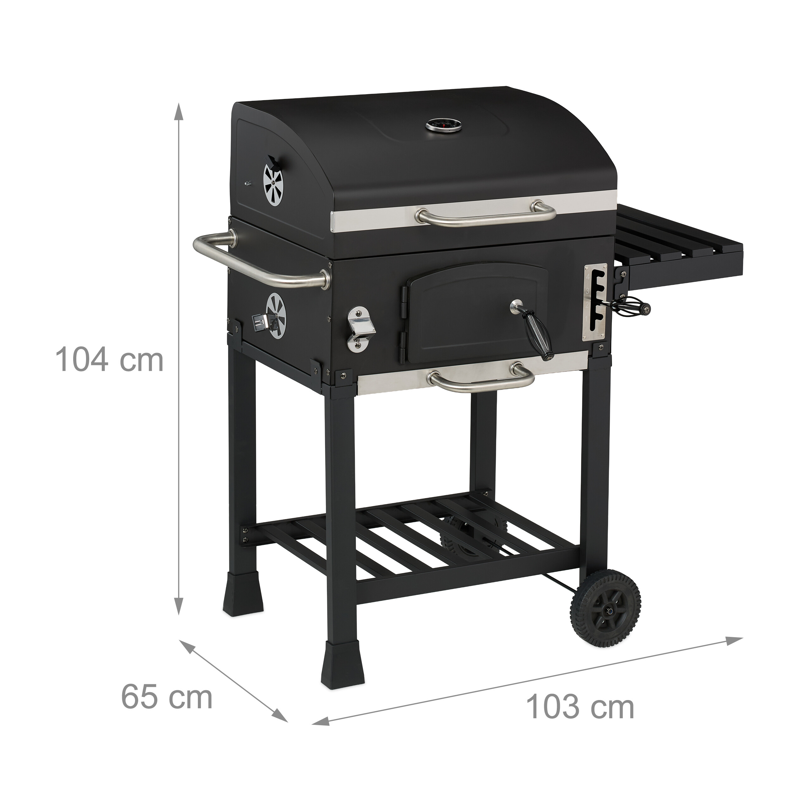 Ein schwarzer Holzkohlegrill auf Beinen mit Maßen 104 cm Höhe, 103 cm Breite und 65 cm Tiefe vor weißem Hintergrund.