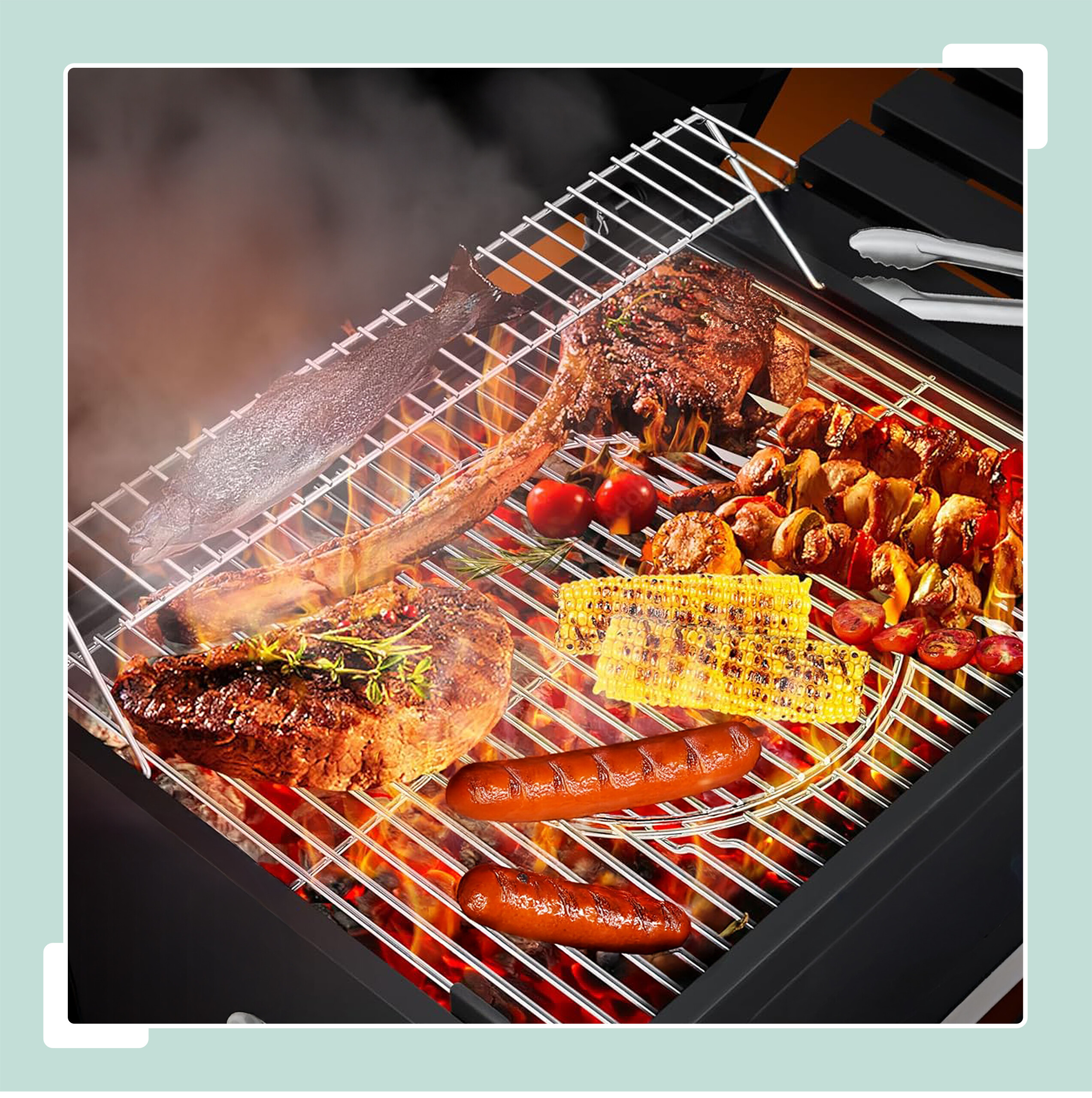 Verschiedene Fleischsorten, Fisch, Mais und Würstchen grillen auf einem heißen Holzkohlegrill mit offenen Flammen.