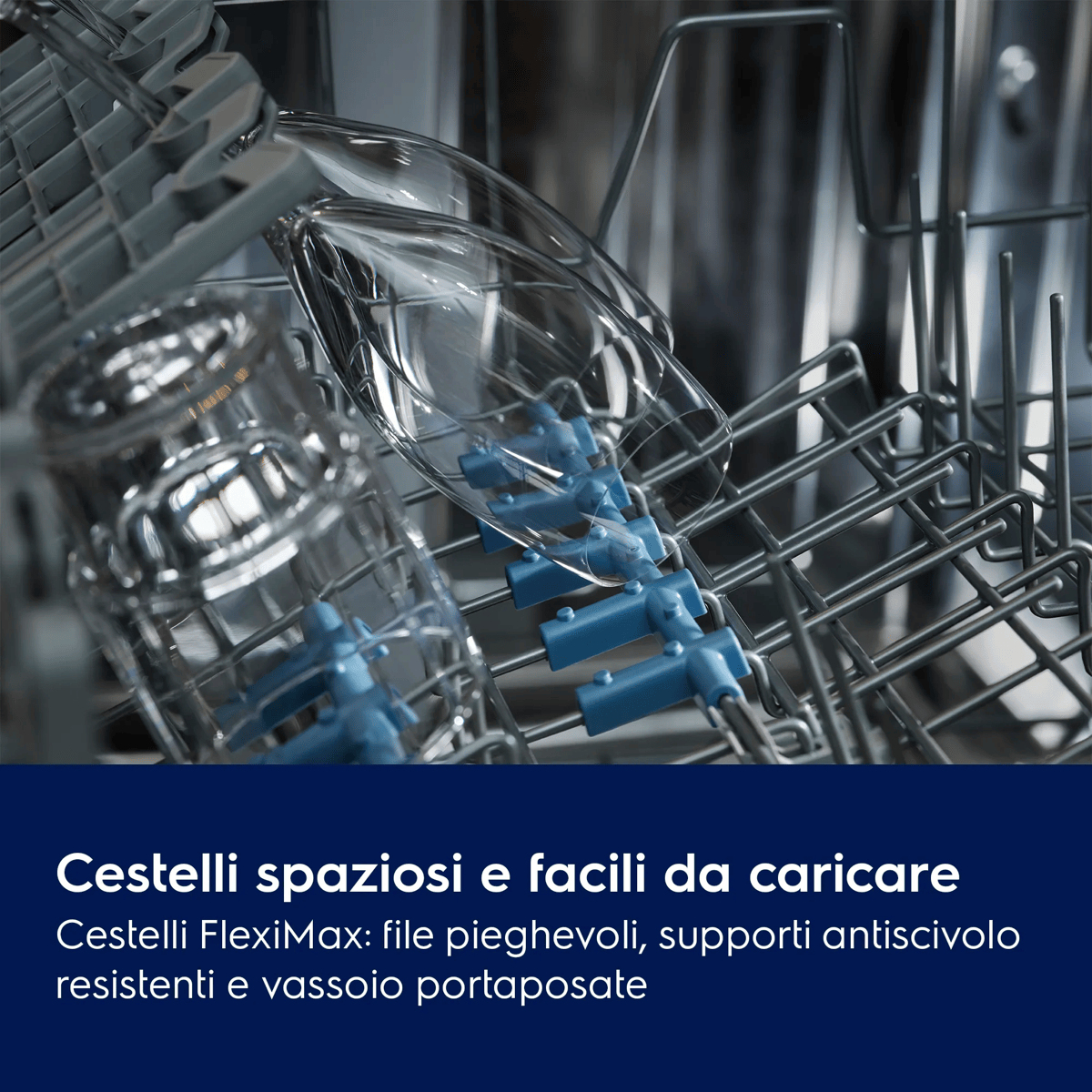 Bicchieri nel cestello superiore di una lavastoviglie aperta.