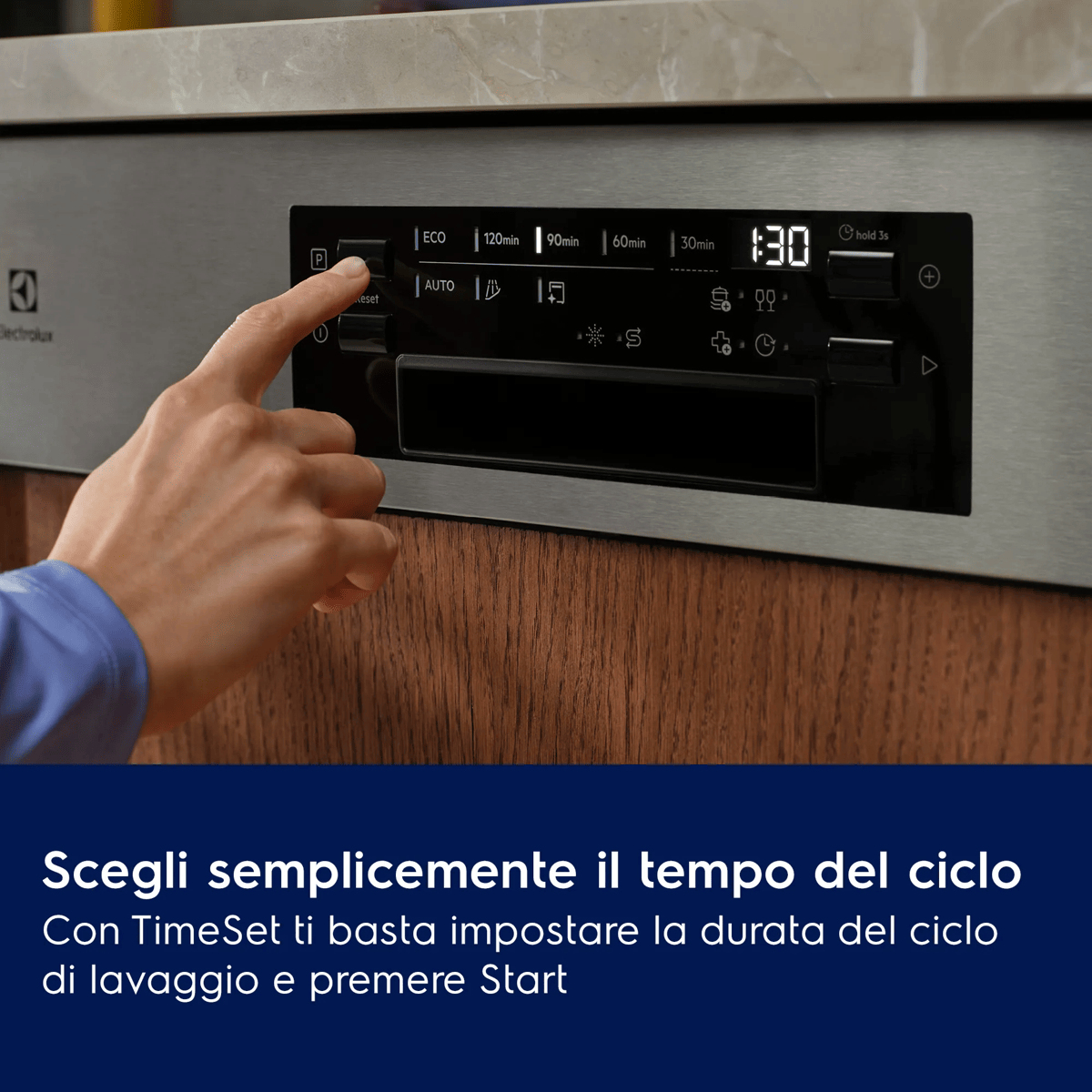 Una mano preme un pulsante sul pannello di controllo di una lavastoviglie in acciaio inossidabile.
