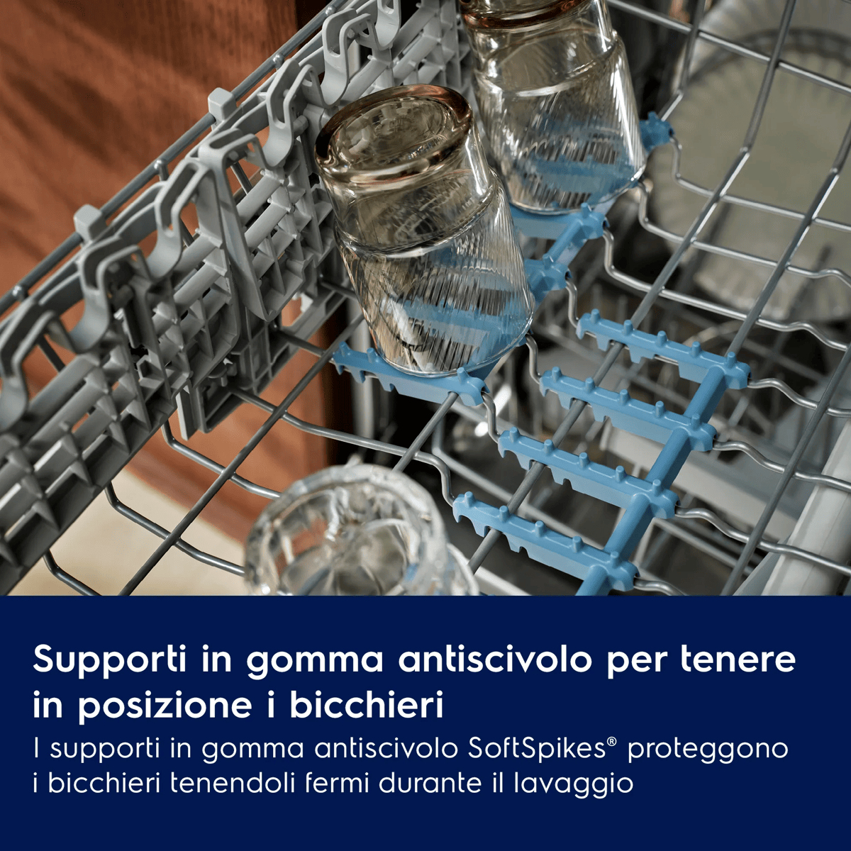 Bicchieri in lavastoviglie con supporti blu SoftSpikes per una presa sicura.