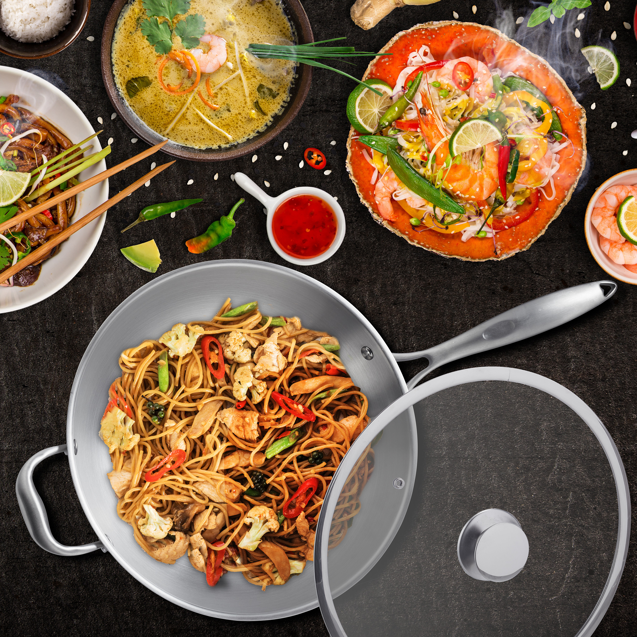 Verschiedene asiatische Gerichte, darunter Nudeln, Suppe und Meeresfrüchte, sind auf dunklem Grund arrangiert.