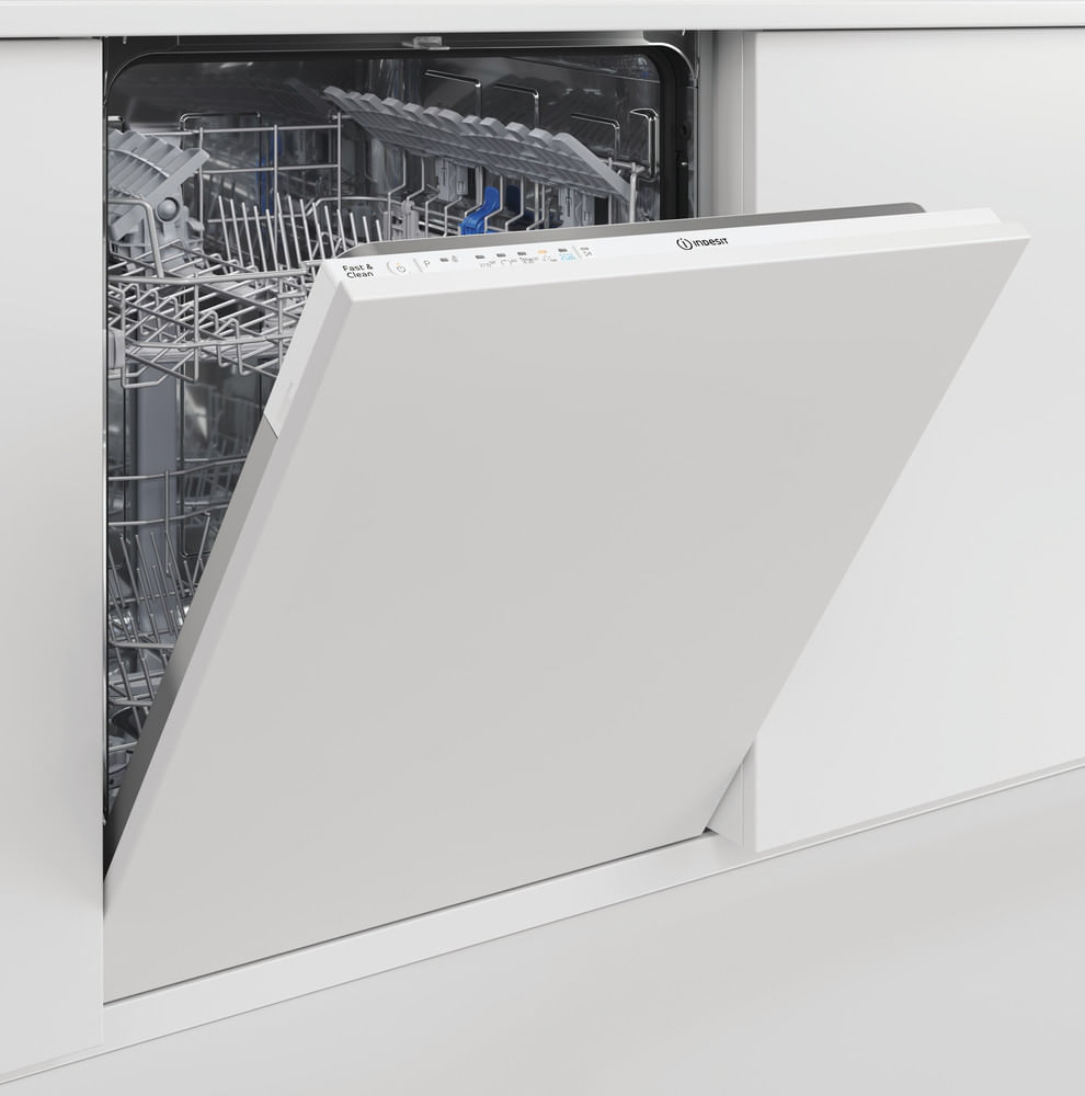 Una lavastoviglie bianca con lo sportello aperto è installata in un mobile da cucina bianco.