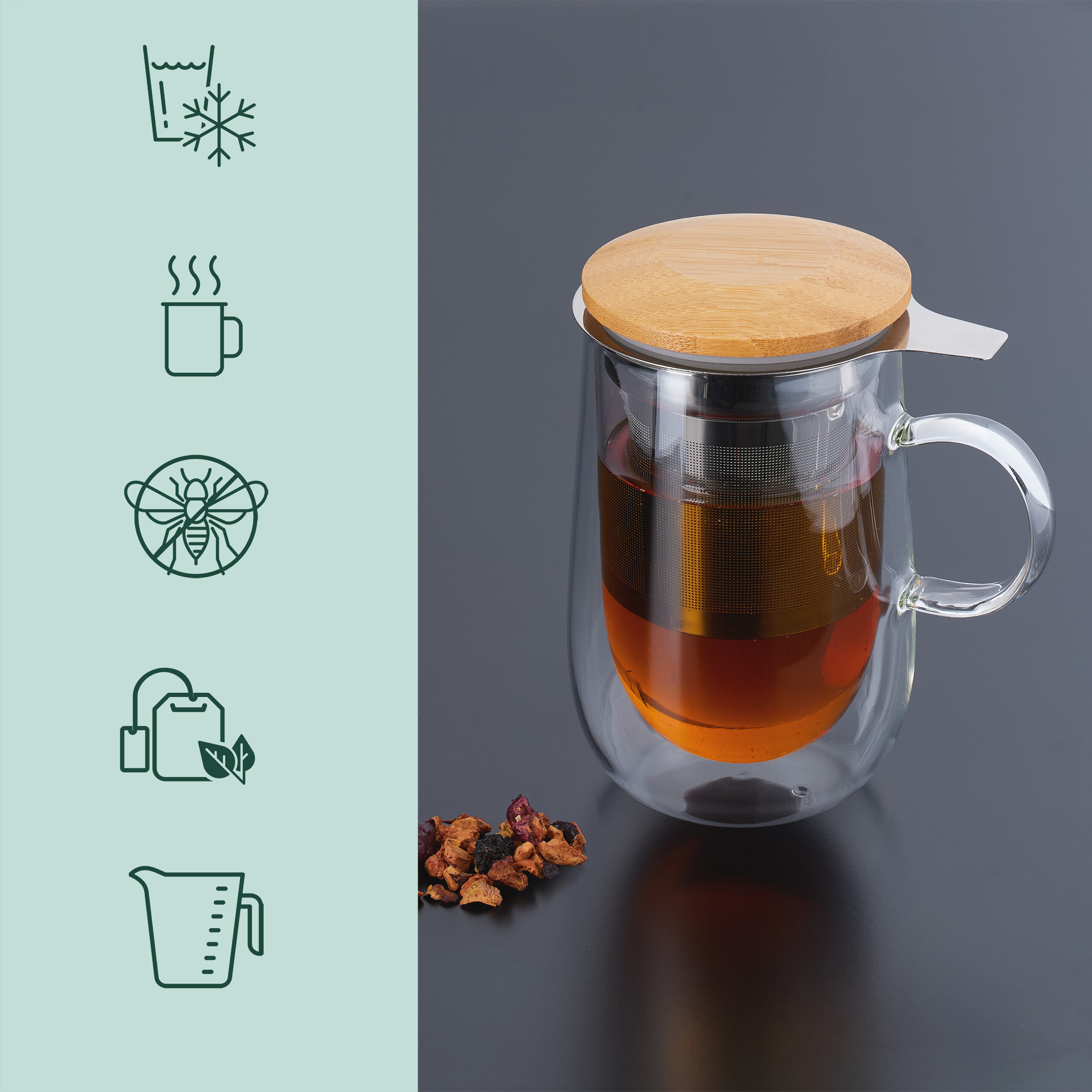Glas-Teetasse mit Holzdeckel, Edelstahleinsatz, Kräutern und Symbolen auf der linken Seite vor grauem Hintergrund.