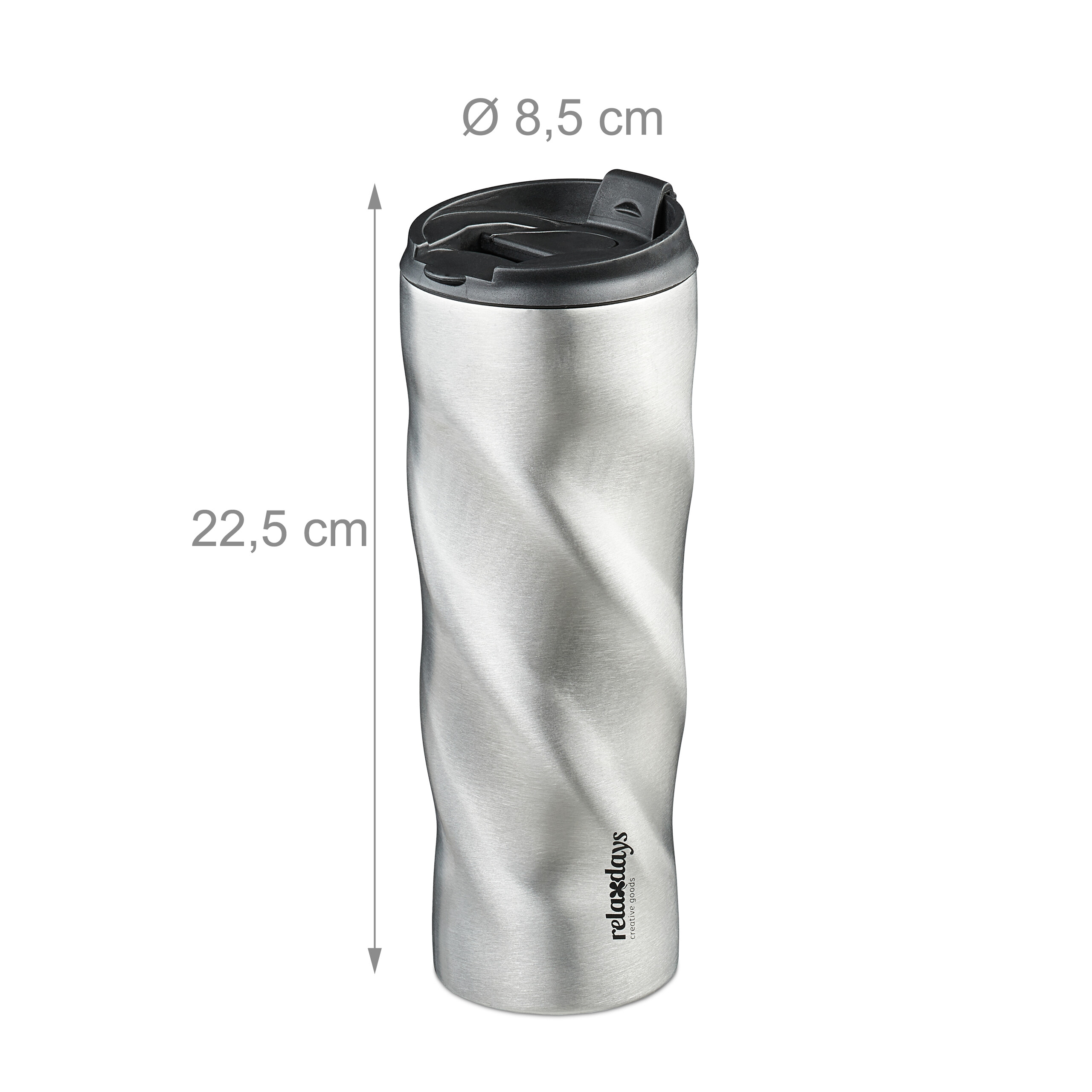 Silberner Thermobecher mit schwarzem Deckel und Maßen 22,5 x 8,5 cm vor weißem Hintergrund.