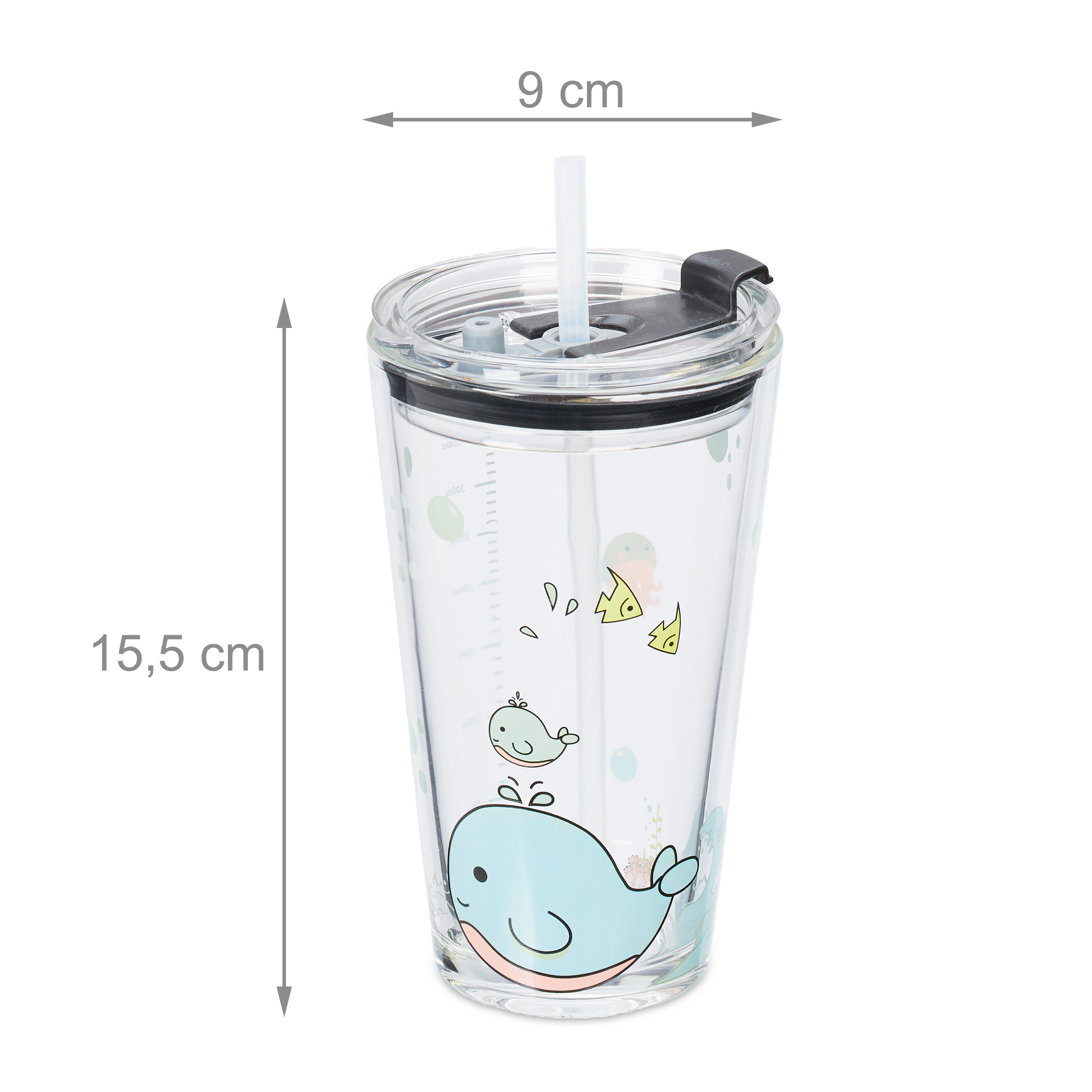 Transparenter Trinkbecher mit Strohhalm, Wal-Motiv und Maßangaben, Höhe 15,5 cm, Breite 9 cm.