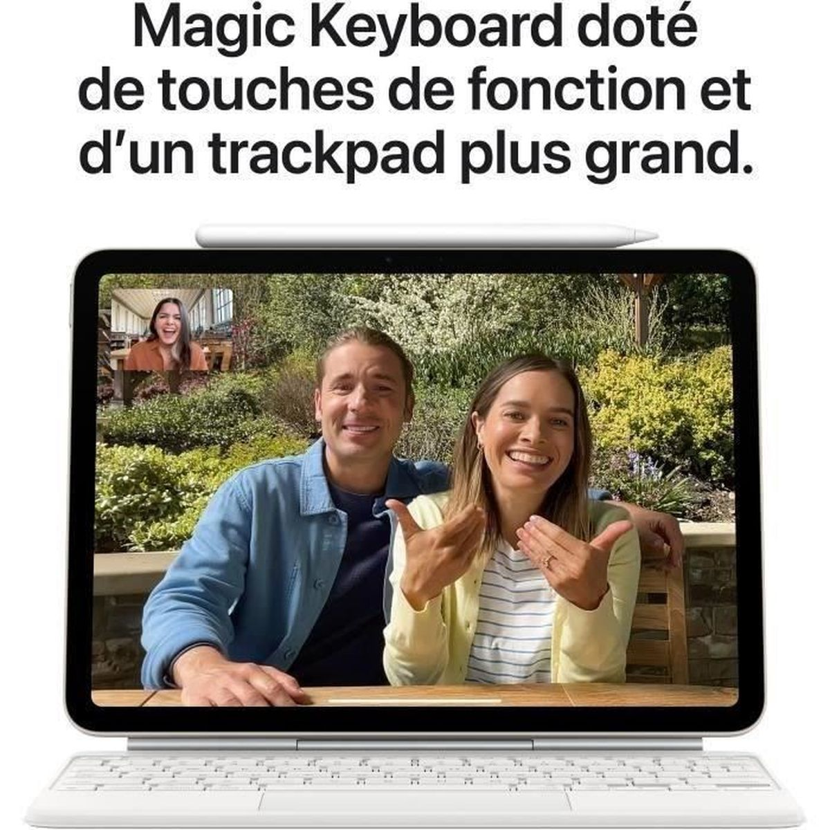 Un tablet con videochiamata di una coppia sorridente all'aperto, posizionato su una Magic Keyboard bianca con testo francese.