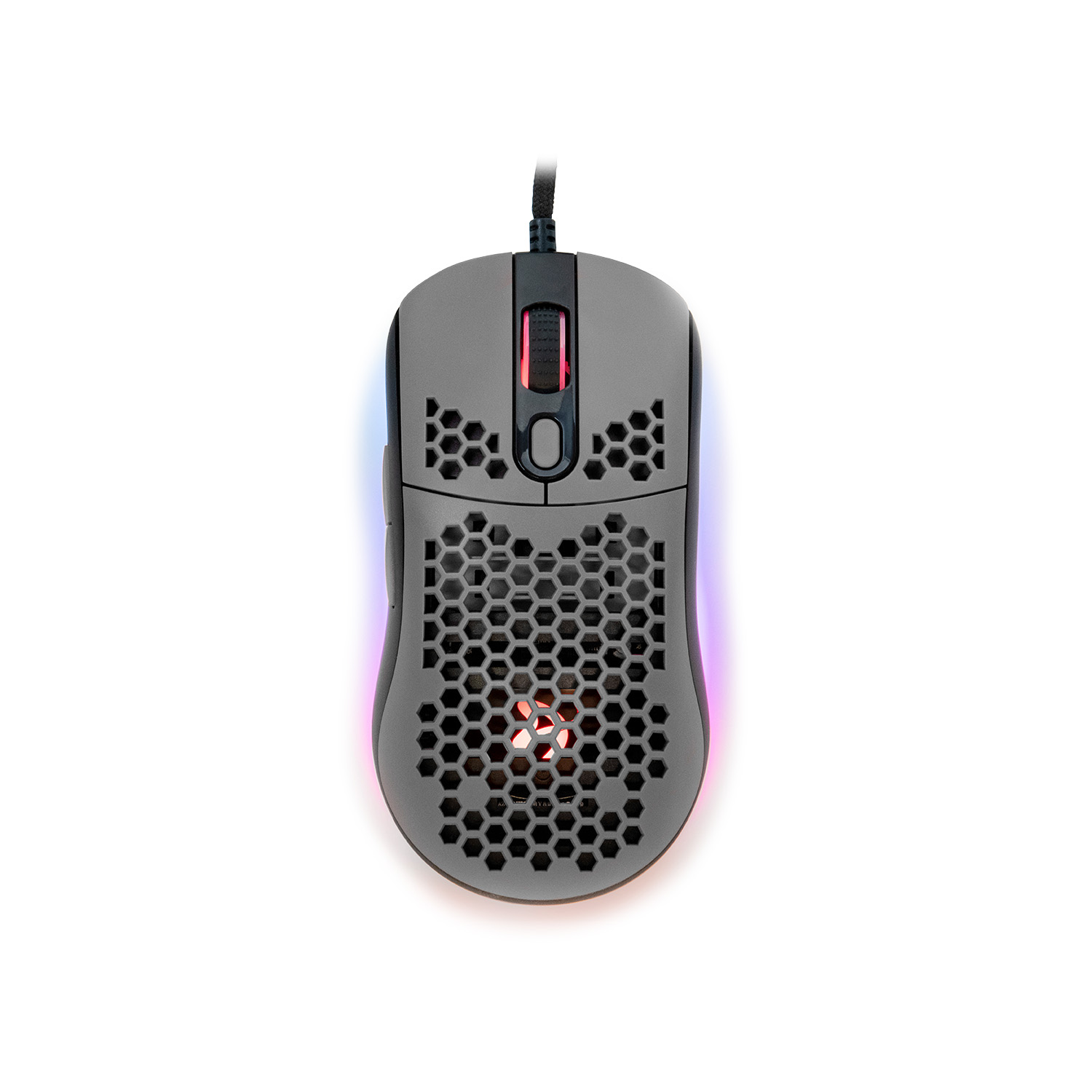 Ratón de juego gris con patrón de panal e iluminación RGB sobre fondo blanco.