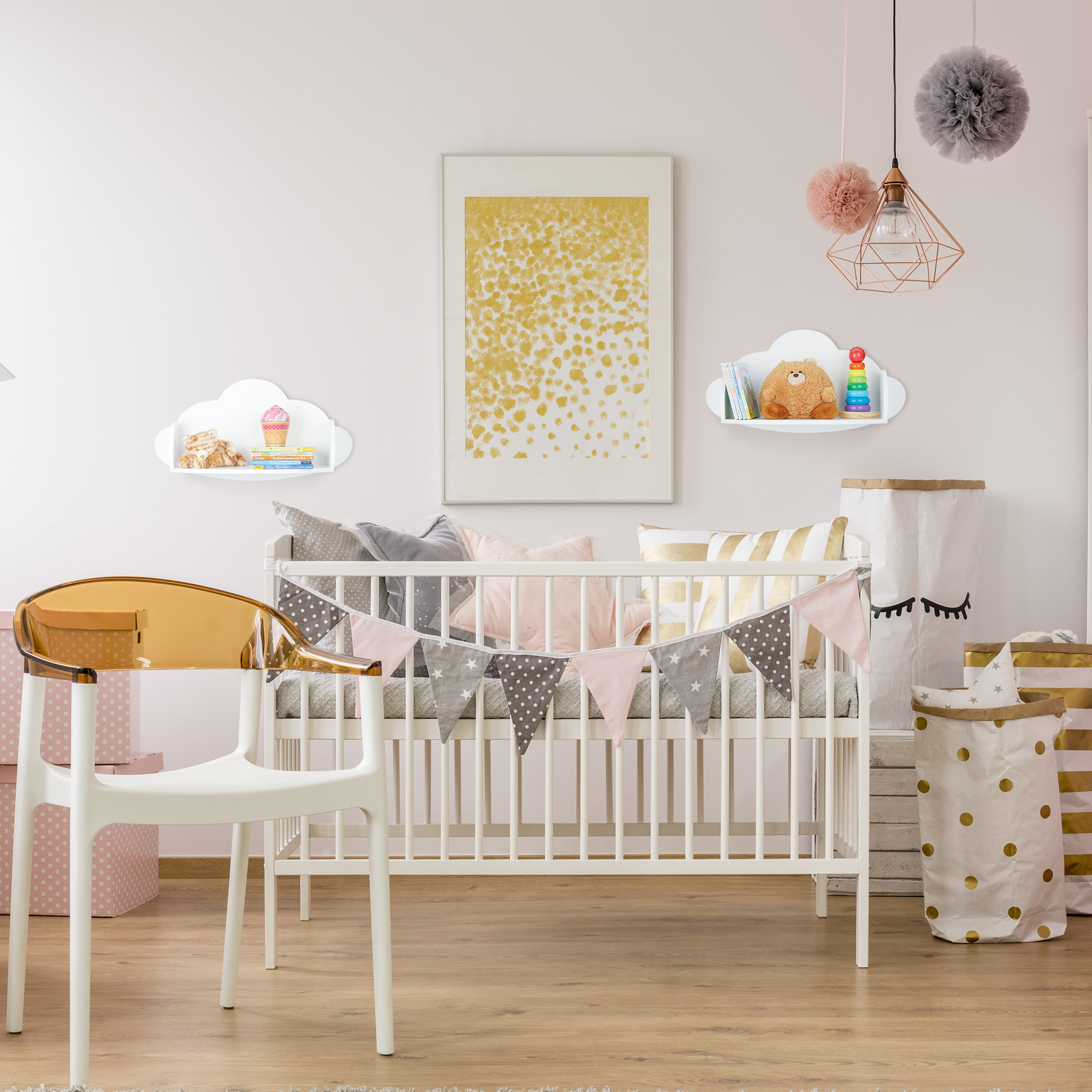 Ein Kinderbett mit weißen Gitterstäben, Wolkenregalen, gelber Kunst und Wimpeln im modernen Zimmer.