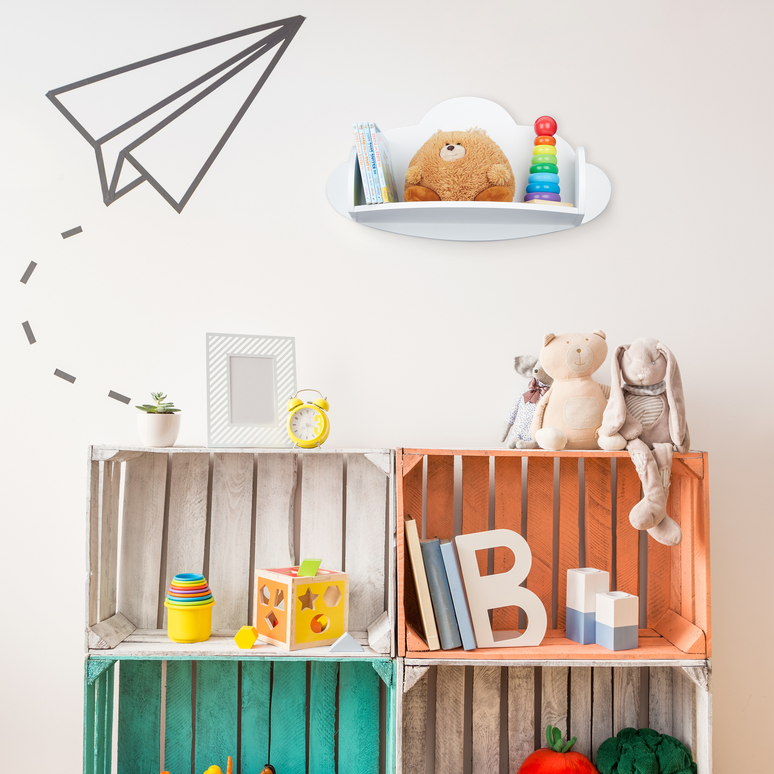Kinderzimmer mit bunten Holzregalen, Spielzeug, Kuscheltieren und einem Wandtattoo.