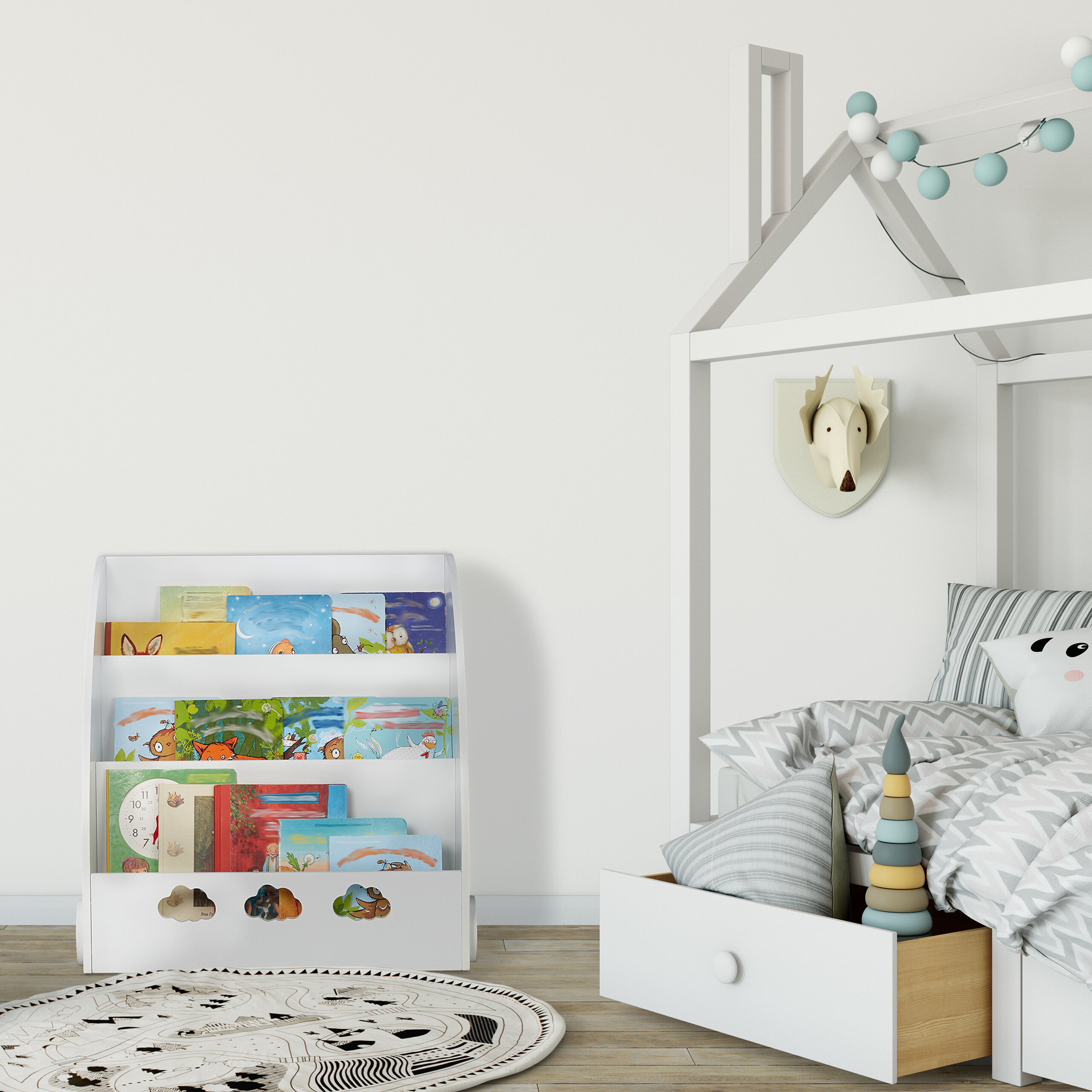 Kinderzimmer mit weißem Hausbett, kleiner Bücherkiste voller Bücher, runder gemusterter Matte und Holzboden.