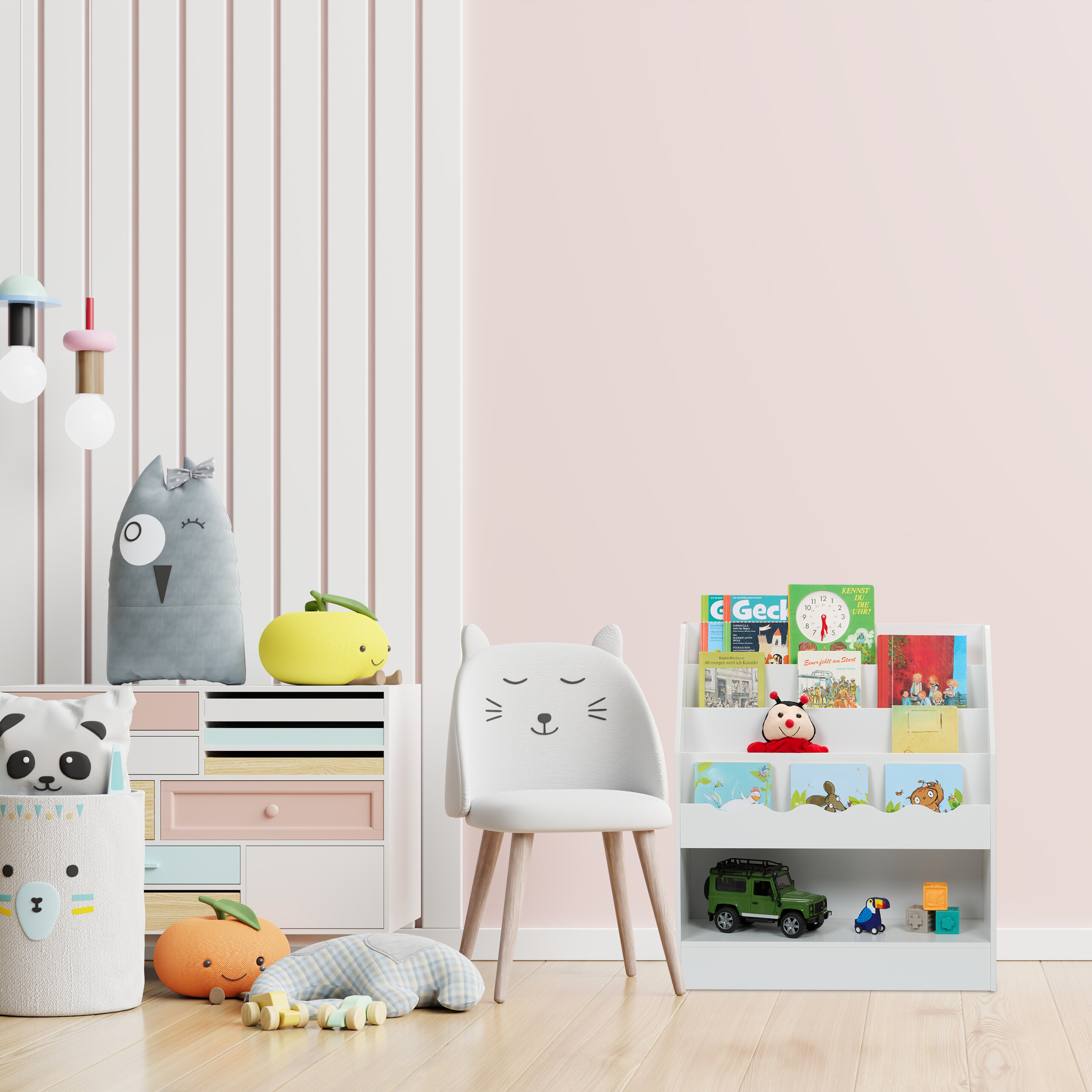 Ein kinderfreundliches Zimmer mit pastellfarbenen Möbeln, Spielzeug, Büchern und einer rosa Wand.